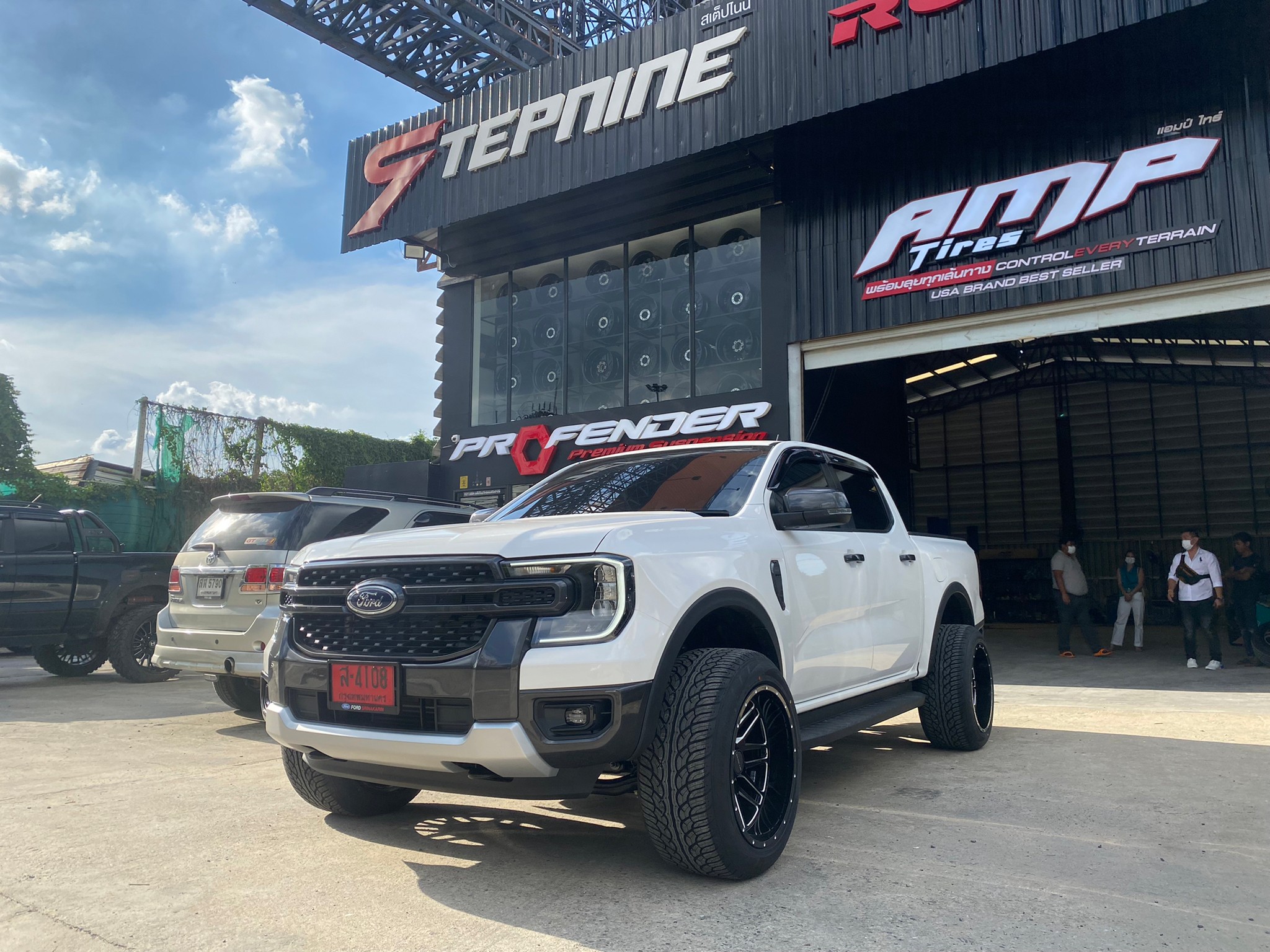 ชุดเเต่งสุดเเจ่มของ FORD NEXT GEN (MT231 20x12 -44 YOKOHAMA PARADA 285/50-20)