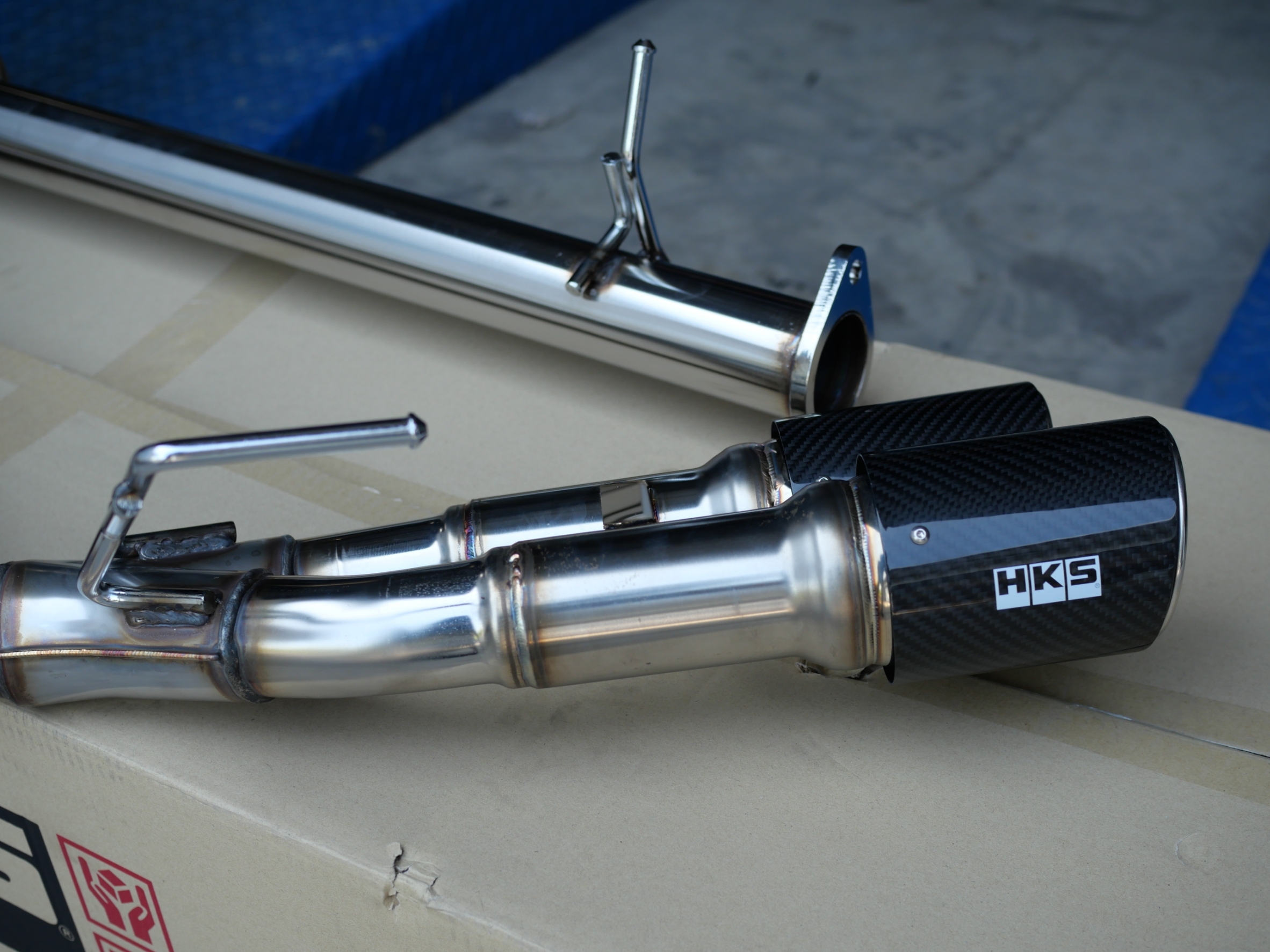 ท่อ HKS ปลายคาร์บอน คู่ออกข้าง รหัส 31021-ZA014 ใส่กับ EVEREST NEXTGEN