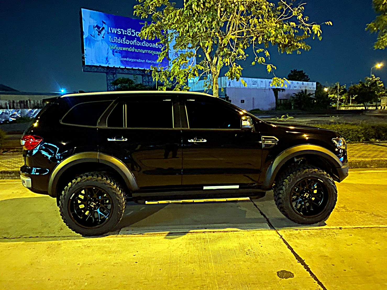 FORD EVEREST ทรงเมกา ล้อ HOSTILE H120 โคตรหล่อ