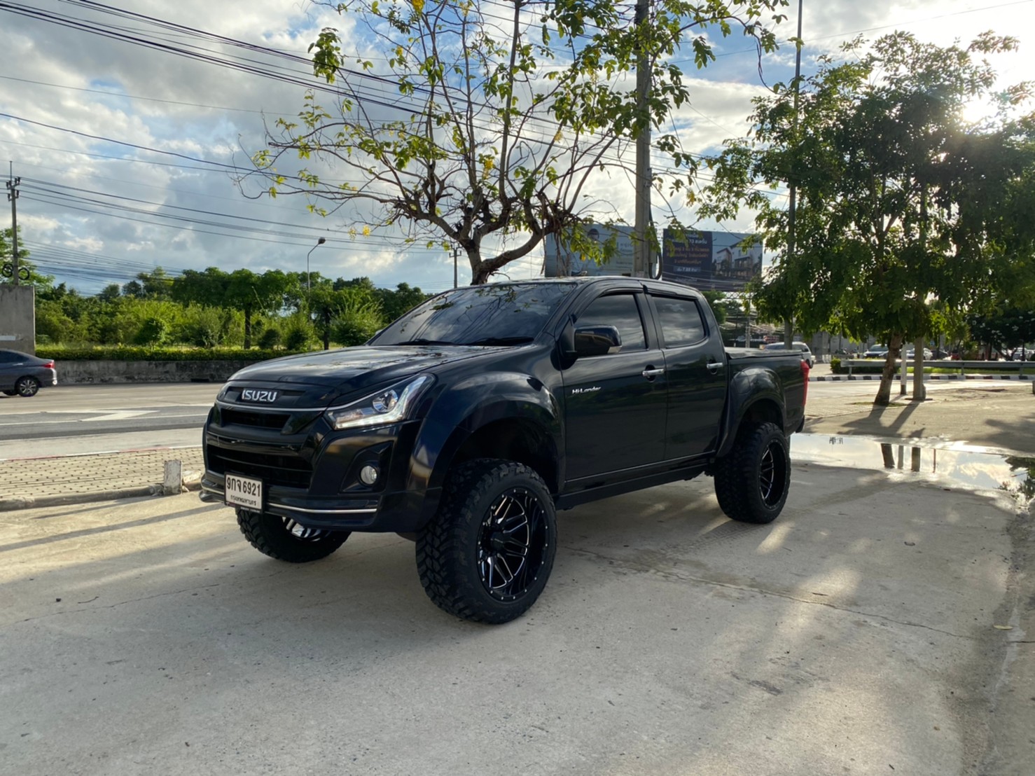 D-MAX จัดทรงเมกา ที่ STEP9 หล่อทุกลำ