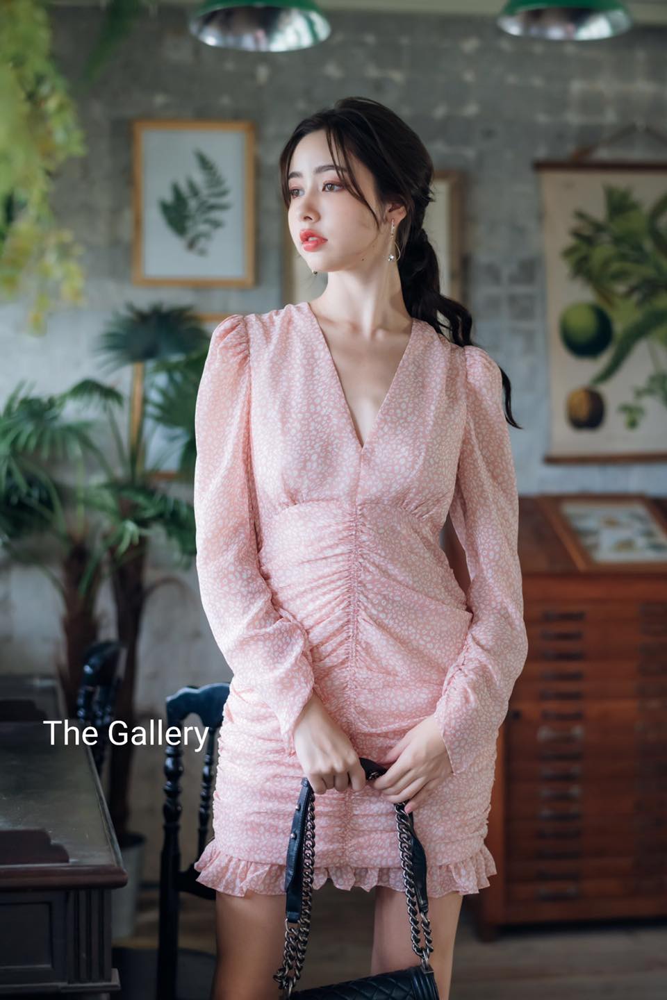 เดรสจับจีบ เนื้อผ้าสวยหรู จะใส่ทำงาน /เดินเล่นช้อปปิ้ง หรือวันพักผ่อนได้หมด สาวๆที่อยากได้ลุคสุดสวยน่ารักแต่ไม่ทิ้งลายสาวแฟชั่น