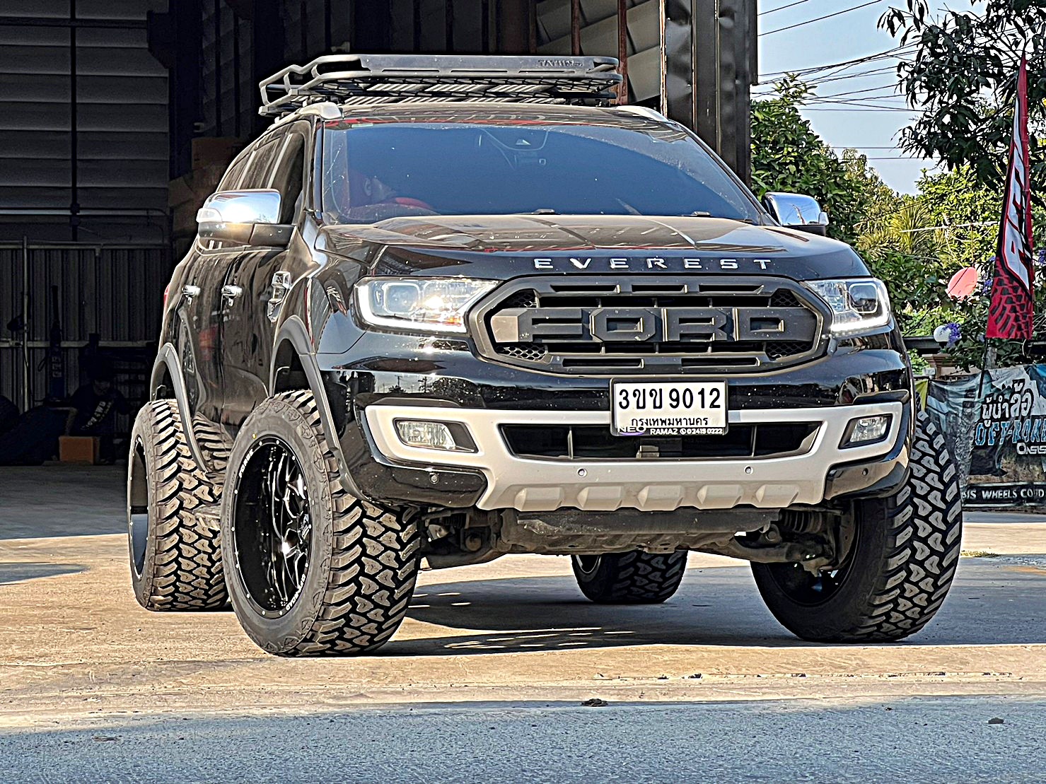 FORD EVEREST แต่งทรงเมกาที่ STEP9