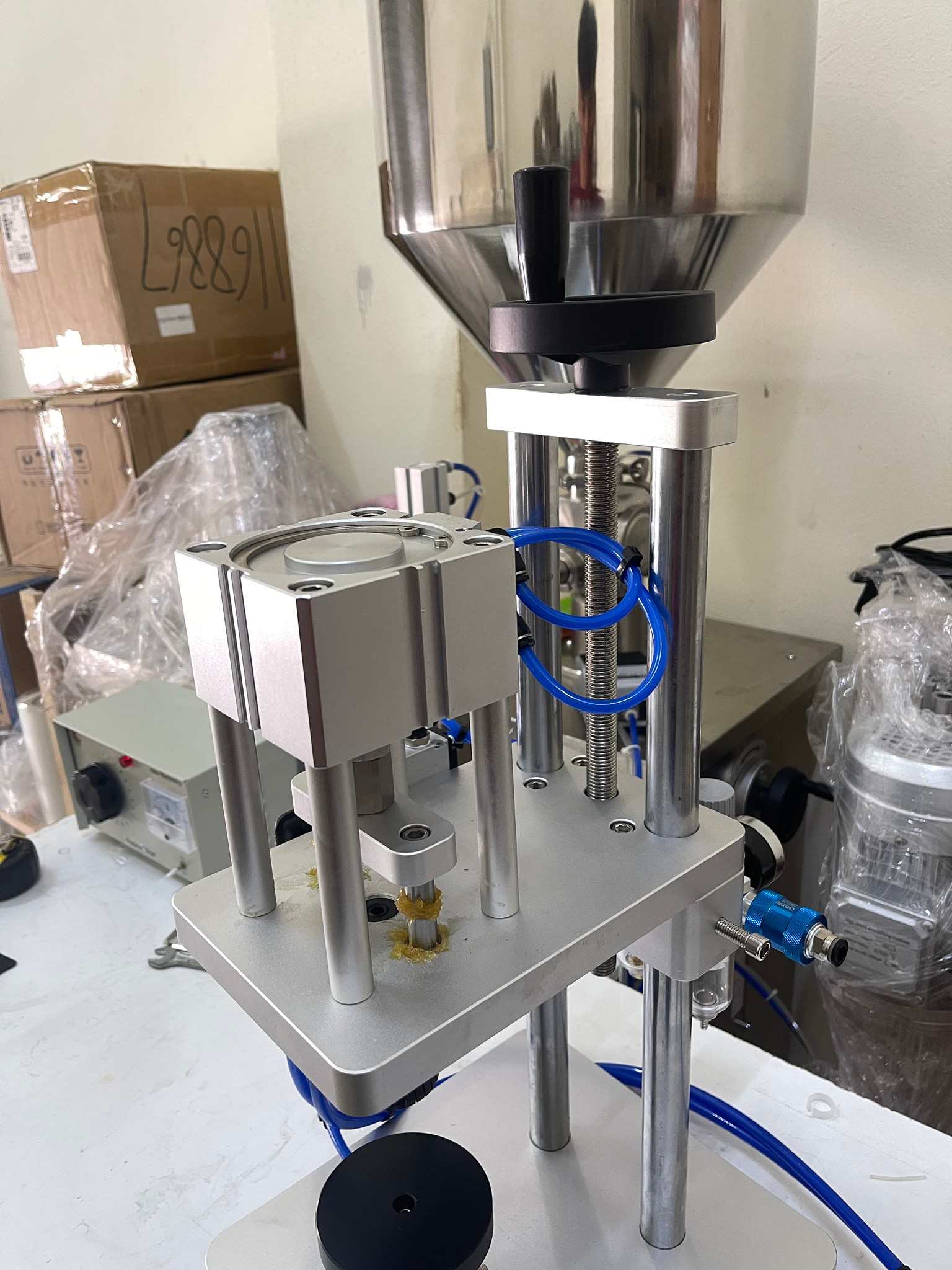 🌈15920 เครื่องหนีบปิดขอบฝาขวดน้ำหอม กึ่งอัตโนมัติ สะดวกไม่ต้องออกแรง รุ่น CYT-01