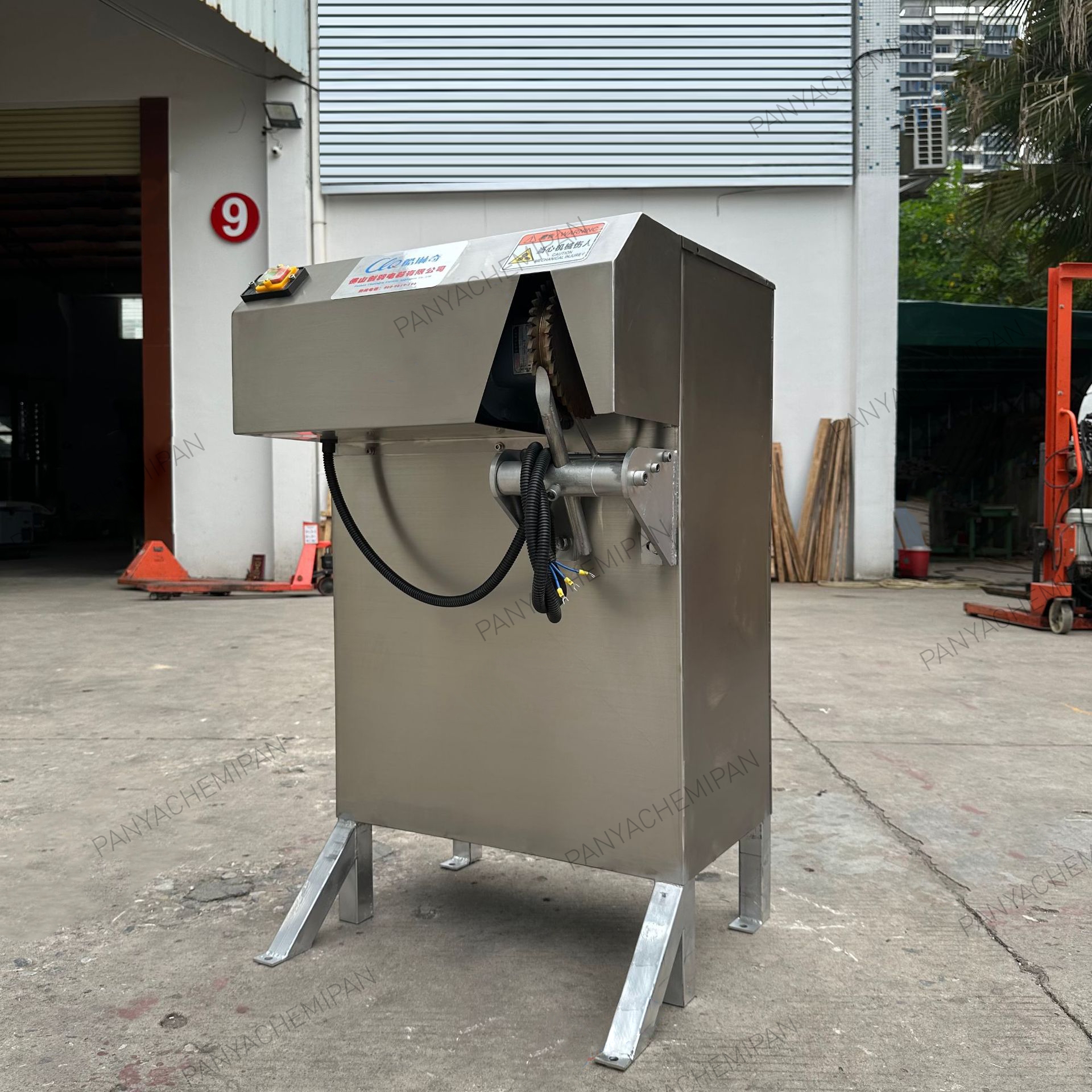 23596 เครื่องปอกเปลือกมะพร้าวสำหรับมะพร้าวทุกสายพันธุ์!