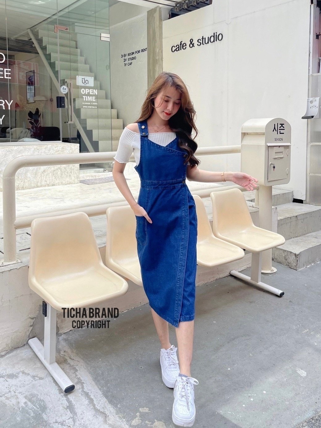 set เอี๊ยมยีนส์ป้ายหน้า มีกระดุมครึ้งตัวใช้งานได้จริง เสื้อสีขาว ผ้าknitผ้าร่องยืดได้ ตัวเอี๊ยมงานเป๊ะมากผ้ายีนส์อย่างดี