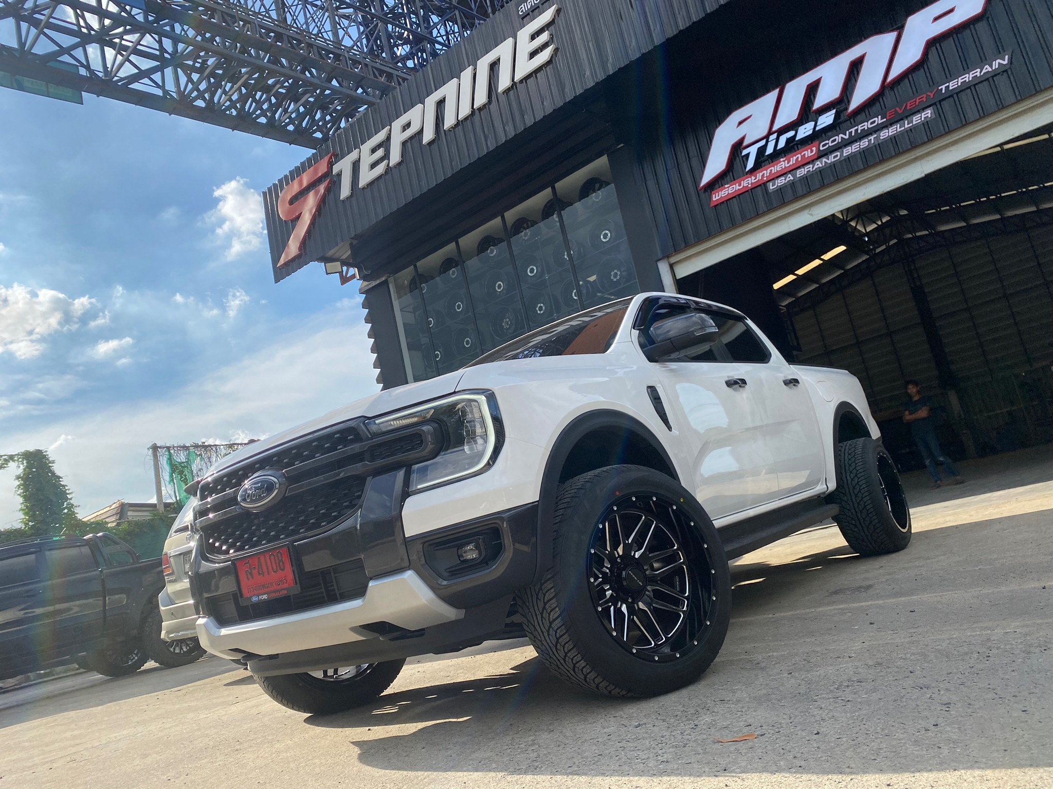 ชุดเเต่งสุดเเจ่มของ FORD NEXT GEN (MT231 20x12 -44 YOKOHAMA PARADA 285/50-20)