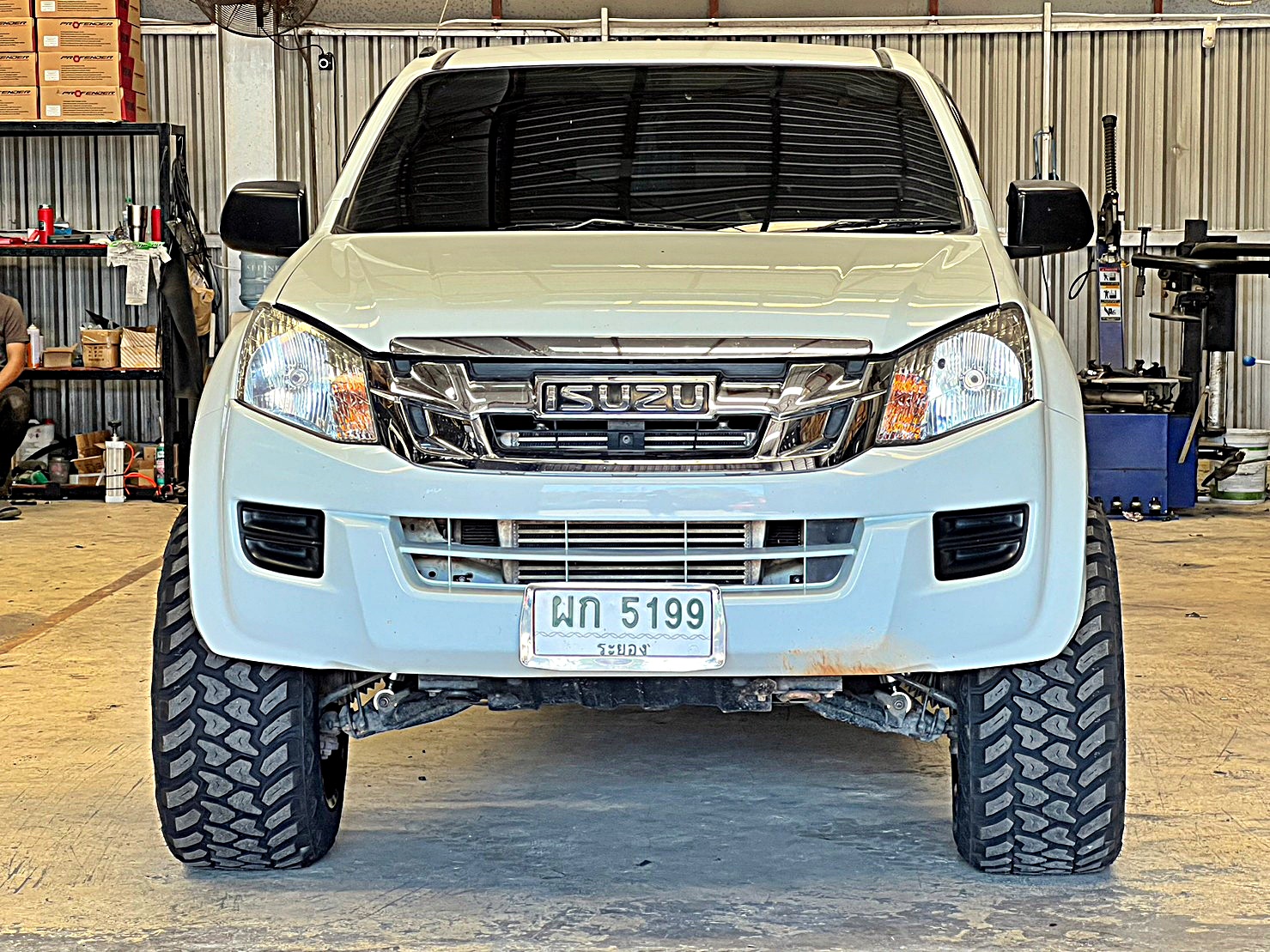 D-MAX หัวเดียว จองคิวมาจากระยอง แต่งทรงเมกาที่ STEP9