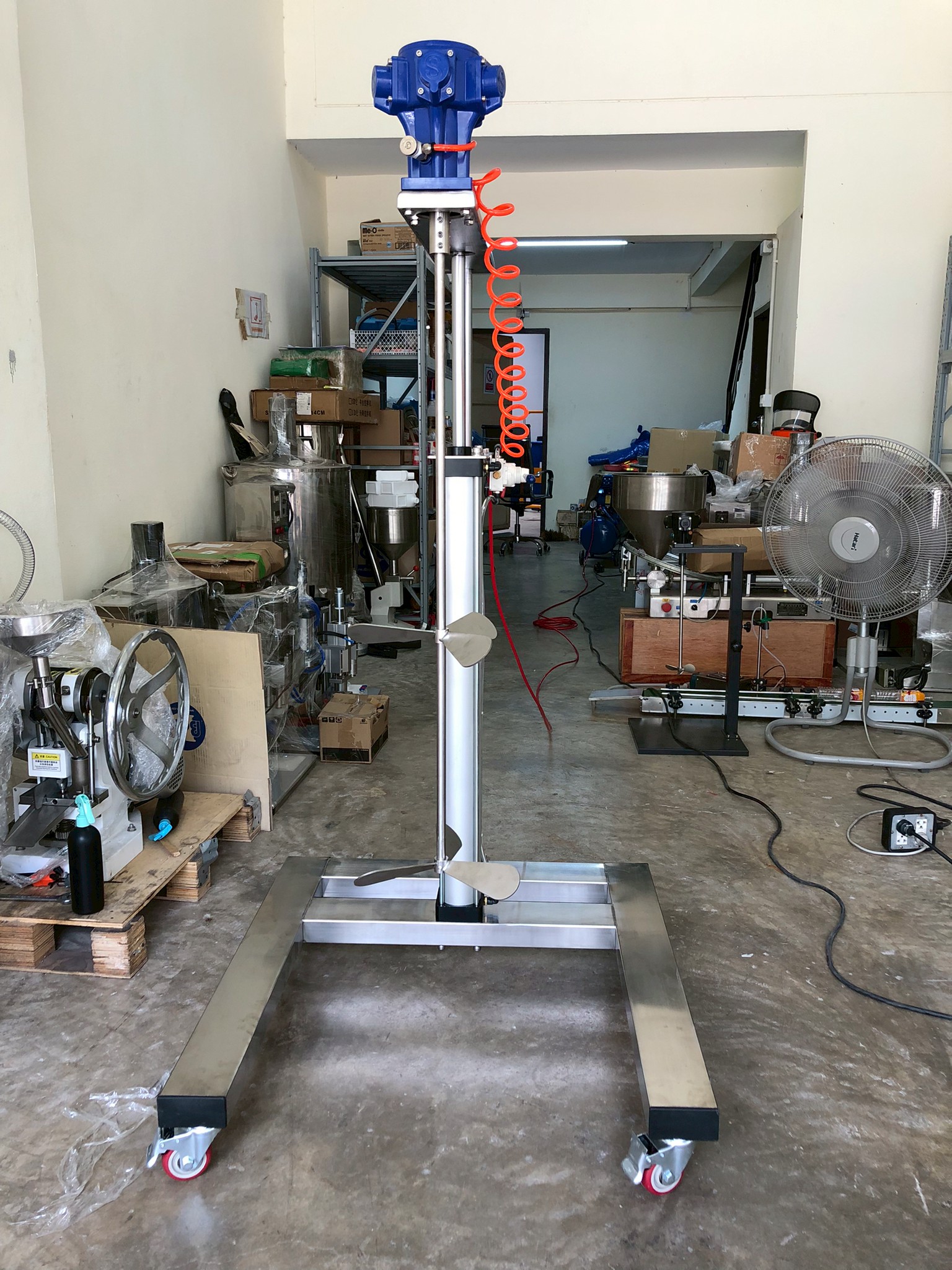 18552 เครื่องผสมกวนแบบใช้ปั้มลม SP-100G-H900 แบบรถเข็น