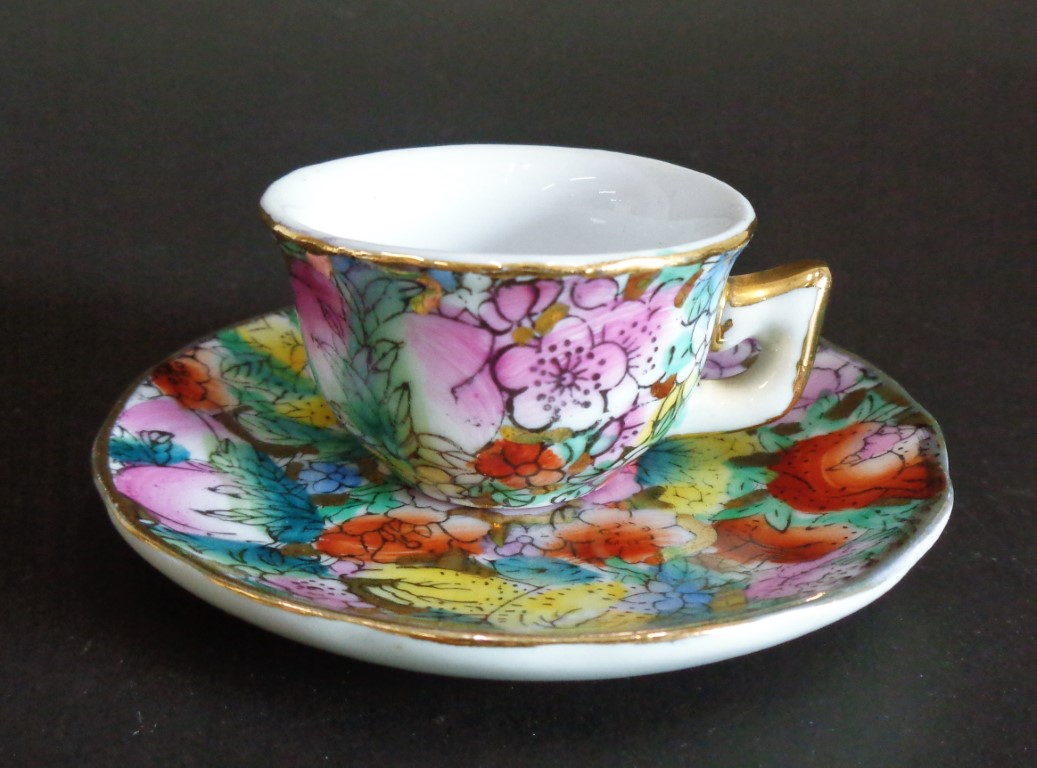 China Famille rose Sake cup with saucer / แก้วสาเก พร้อมจานรอง China Famille rose