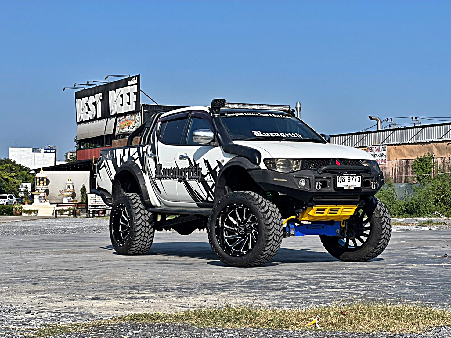 TRITON ทรงเมกา ที่ STEP9