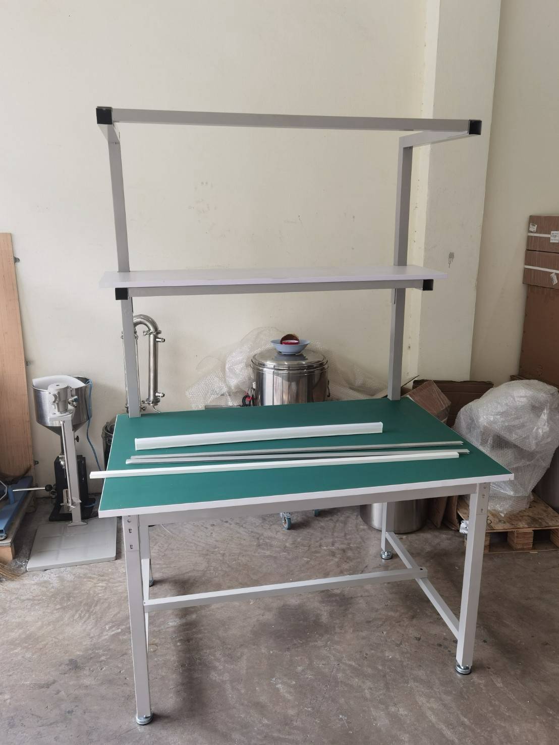 โต๊ะทำงานกันไฟฟ้าสถิต สำหรับโรงงานอิเล็กทรอนิกส์ โต๊ะปฏิบัติงาน รุ่น LYF