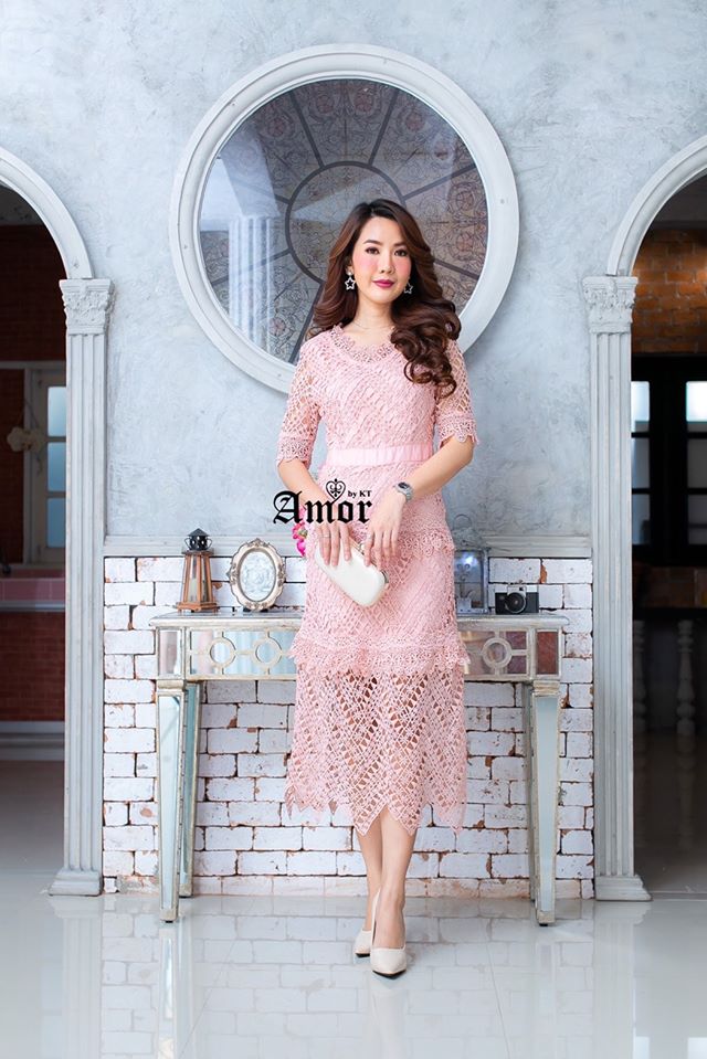 เดรสลูกไม้เนื้อดี Pattern/Cutting เป๊ะค่ะ มีชายกระโปรงเก๋ๆ ดีเทลจัดเต็ม ทรงสวยใส่ออกงานได้ ทำงานก็ดี ทำบุญก็ดีงามค่