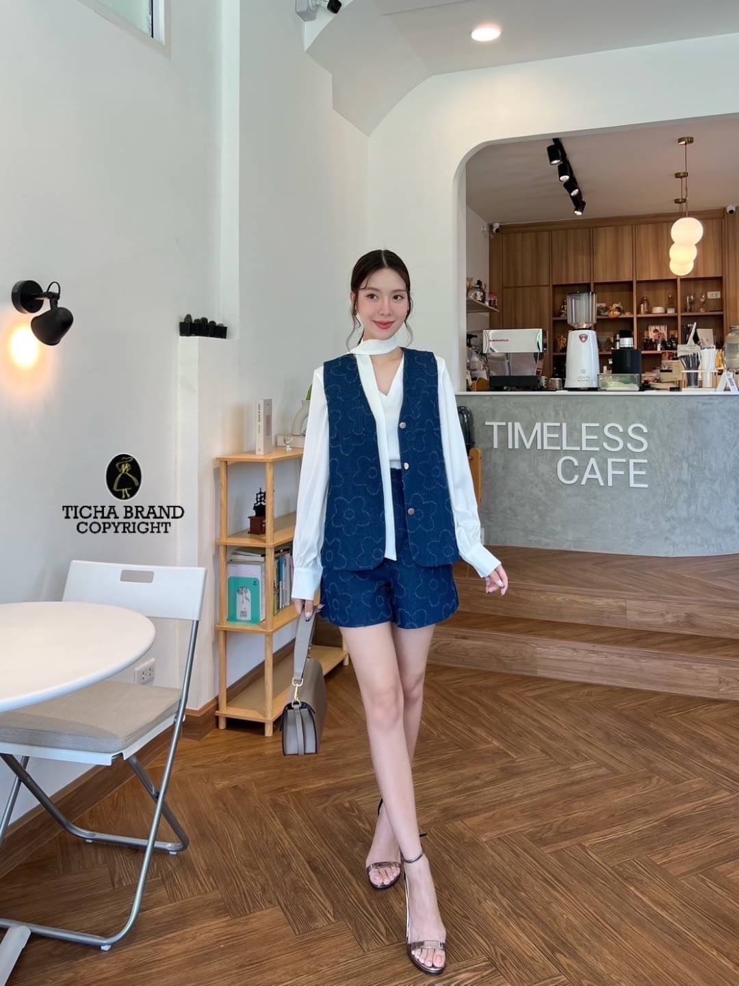 เซตกั๊กยีนส์4ชิ้น เสื้อกั๊กยีนส์แต่งกระเป๋าด้านหน้าล่วงได้มีกระดุมหน้าใช้งานได้จริง ชุดนี้ดีไซส์เก๋มากๆๆทรงoversize ผ้ายีนส์แต่งสะกิดขนลายดอกไม้ทั้งชุดน่ารักมากๆ ใส่ครบเซ็ตเก๋ไก๋มาก ห้ามพลาดน่านะชุดนี้คุ้มค่าสุดๆ