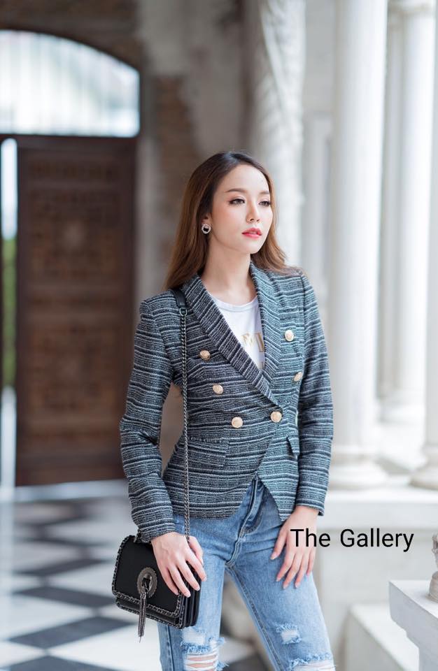 เสื้อเบเซอร์เนื้อผ้าทวีตชาแนล (Tweed)ทั้งยังคลาสสิคหรูหราตอบโจทย์สาวๆทุกสไตล์ จะแมตซ์ลุคกับกระเป๋าและรองเท้าตามสไตล์ หรือจะใส่ไปเที่ยวต่างประเทศก็คือเก๋สุด ห้ามพลาดเลย