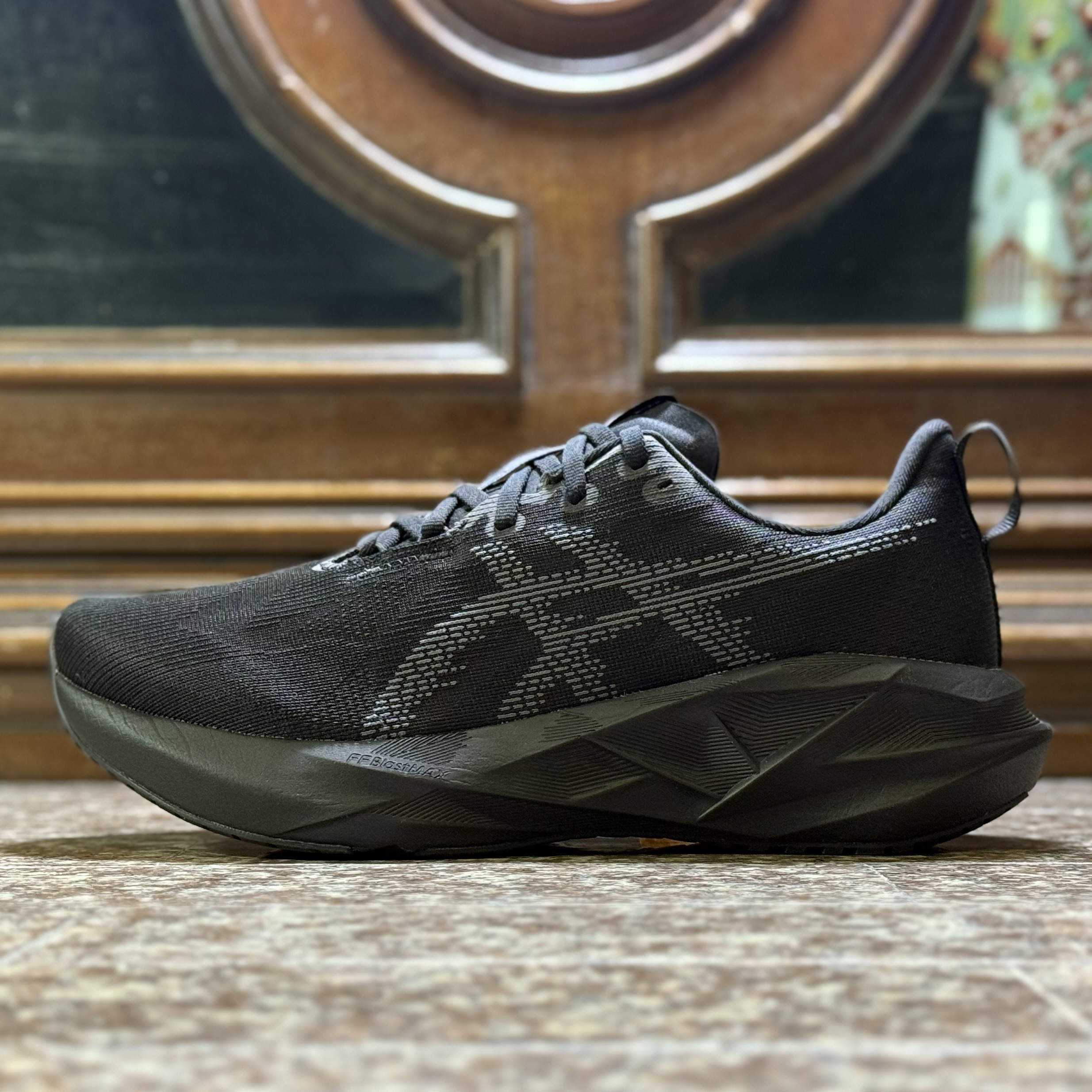 รองเท้าวิ่ง ASICS NovaBlast 5 ‘AllBlack’ (M9.5US)