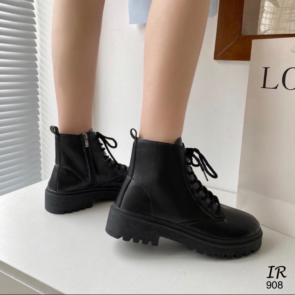 รองเท้าบูทดำ