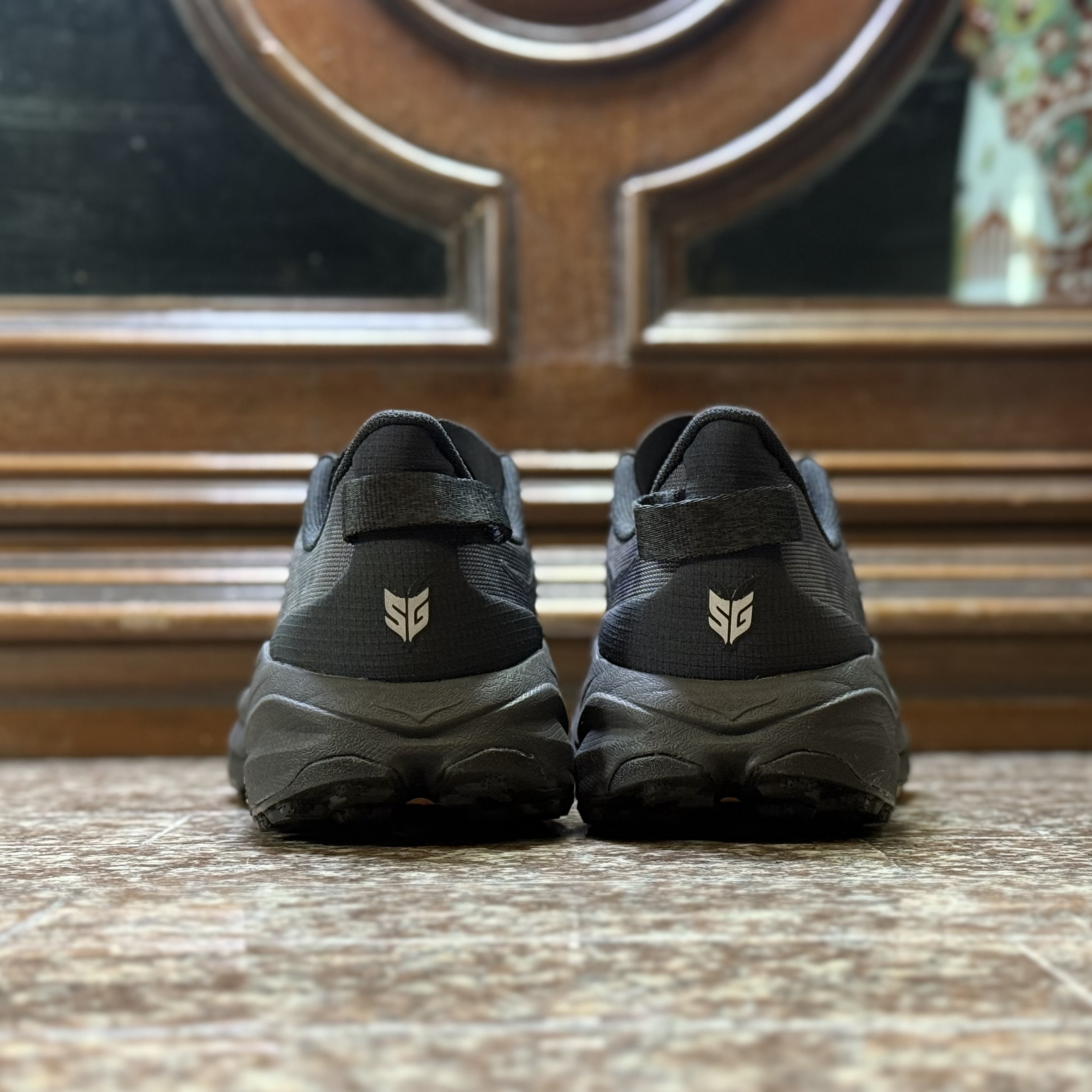รองเท้าวิ่ง HOKA SpeedGoat 6 ‘TripleBlack’ (M7/8.5US)