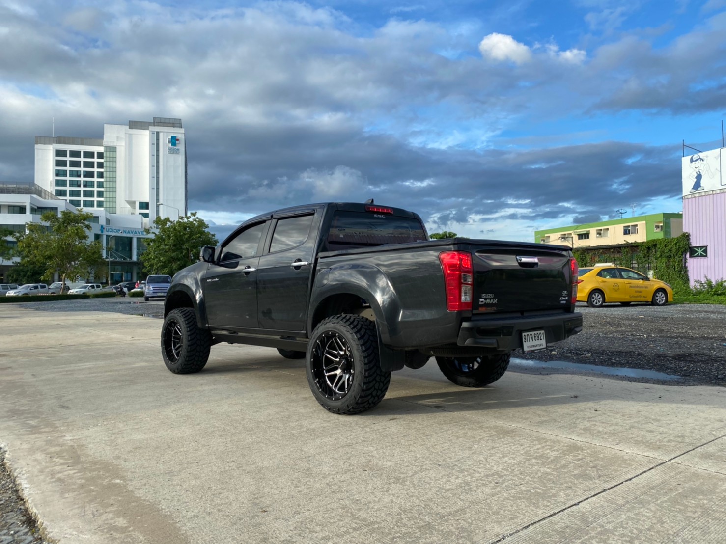 D-MAX จัดทรงเมกา ที่ STEP9 หล่อทุกลำ