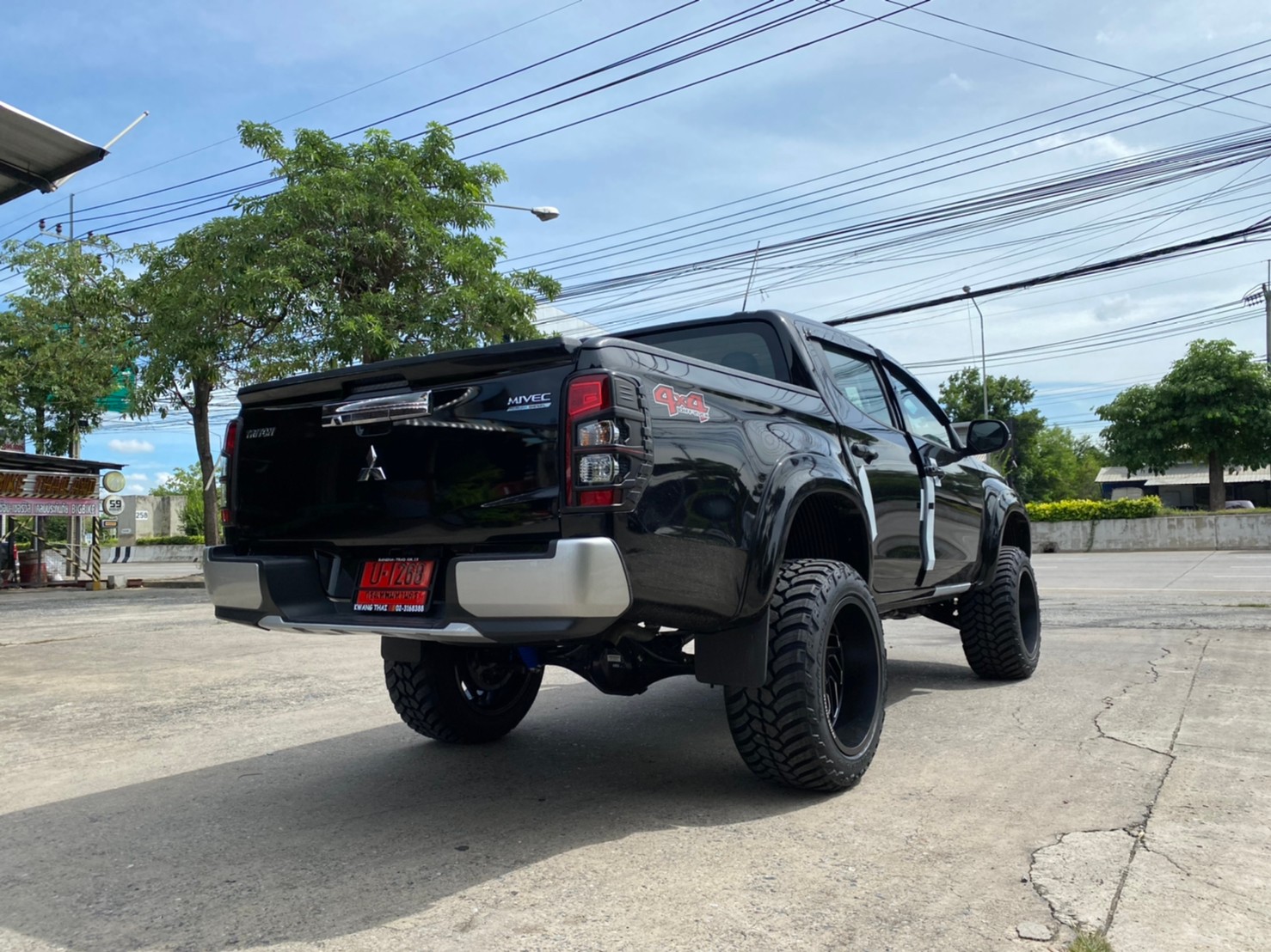 TRITON ป้ายแดงจัดทรงเมกาที่ STEP9