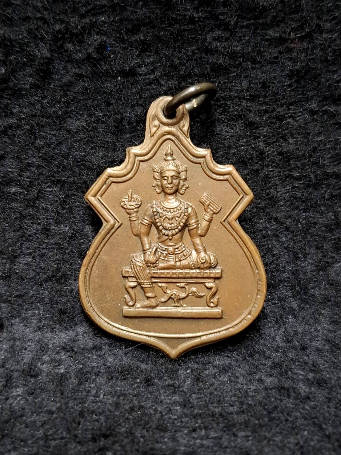 เหรียญที่ระลึกพิธีอัญเชิญองค์สมเด็จพระปรมาจารย์ ในวิชาการพรหมศาสตร์ โรงงานทอกระสอบโนนทอง
