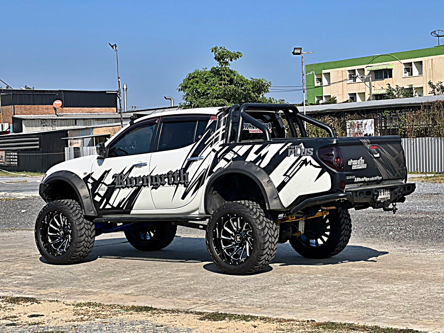 TRITON ทรงเมกา ที่ STEP9