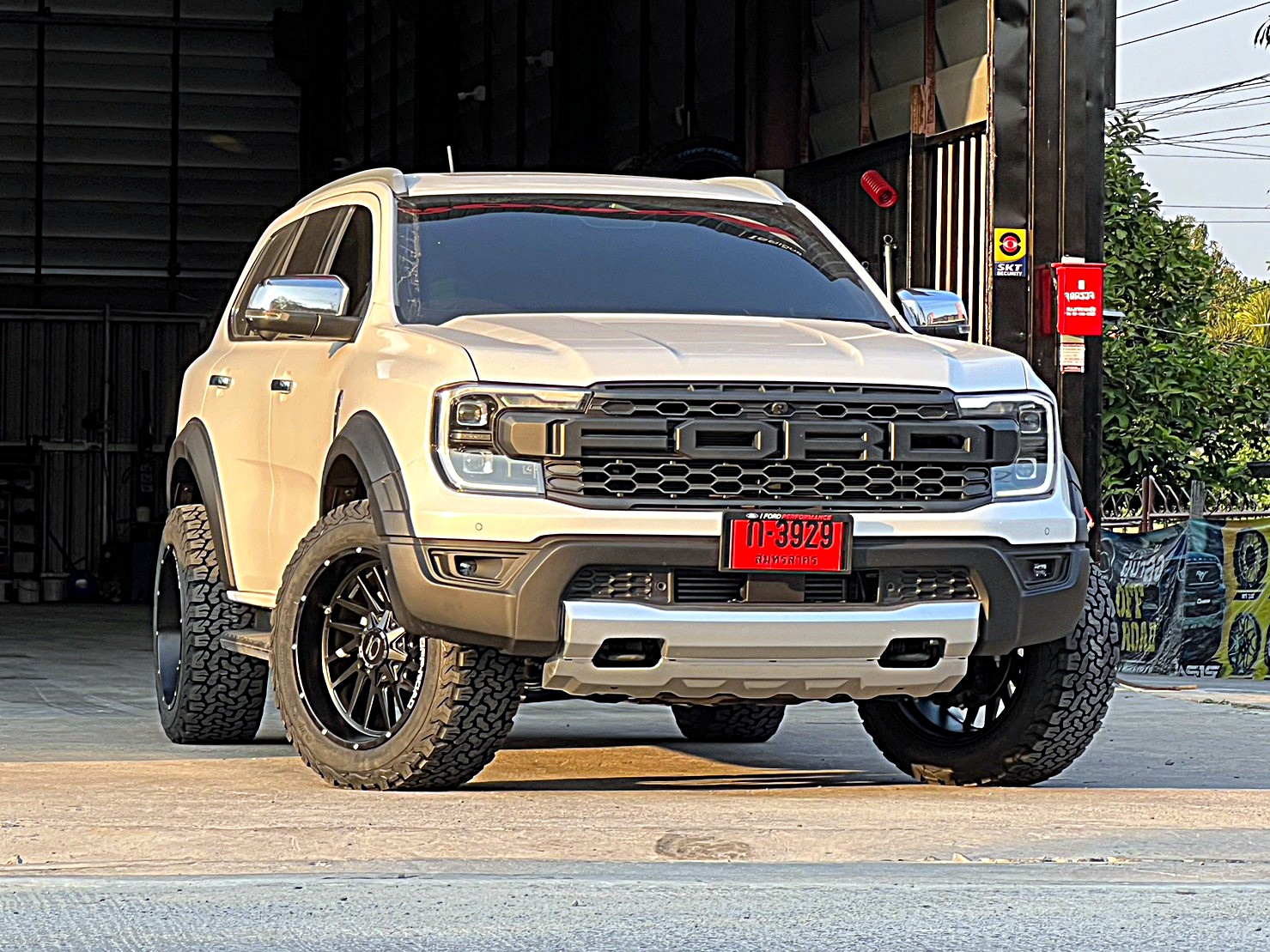 FORD EVEREST NEXTGEN แต่งวทรงเมกาที่ STEP9