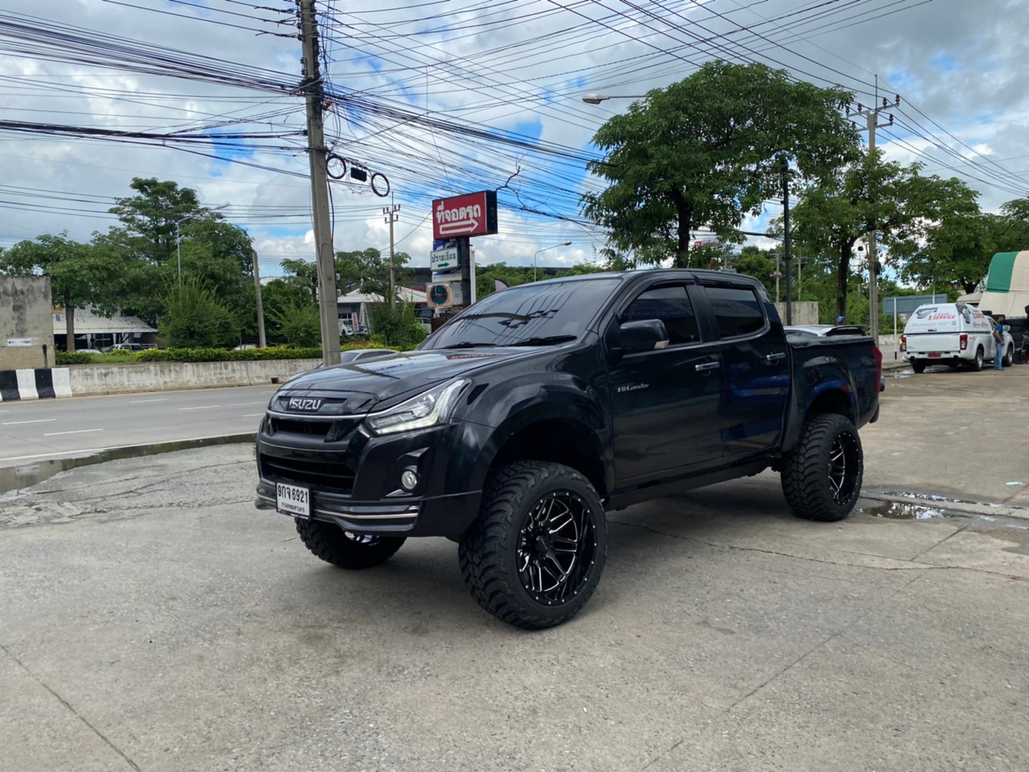 D-MAX จัดทรงเมกา ที่ STEP9 หล่อทุกลำ