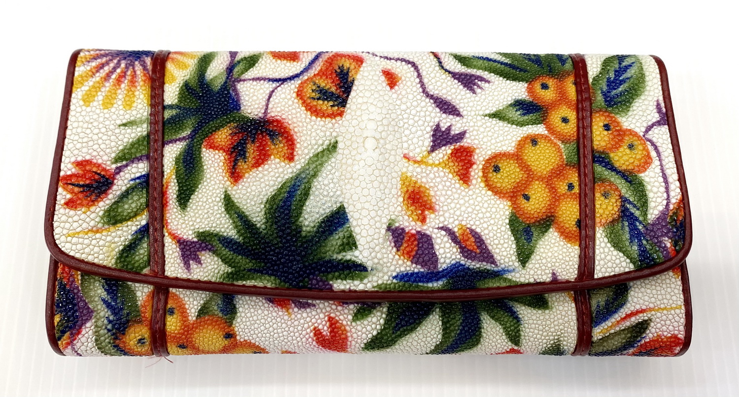 กระเป๋าสตางค์หนังปลากระเบนแท้ 3พับยาว พิมลาย ดอกไม้