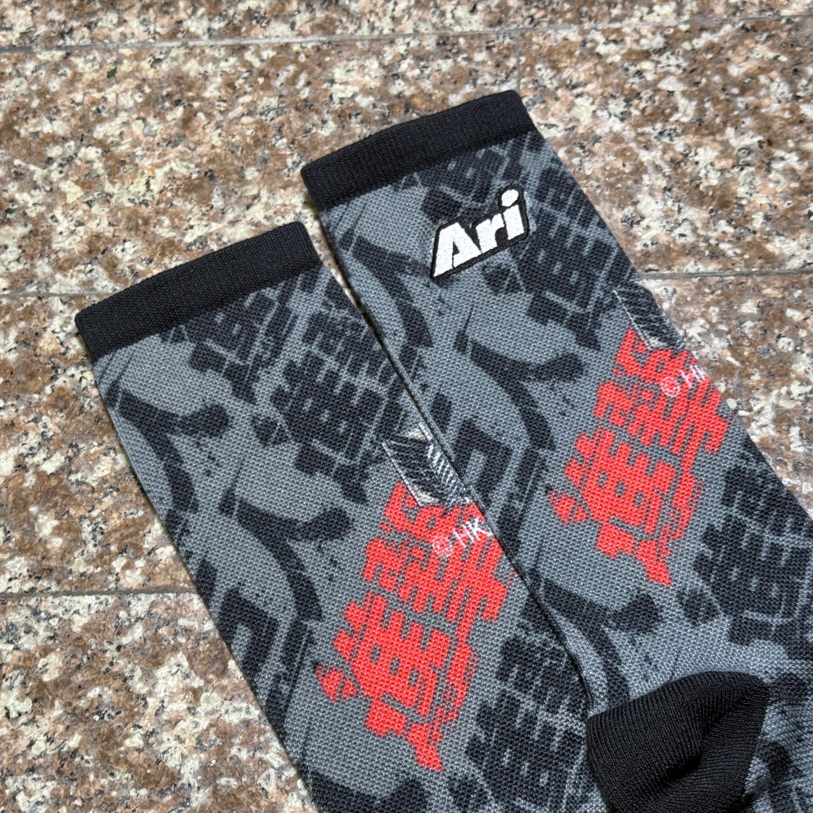 ถุงเท้าวิ่ง Ari X AOT Running Socks LIMITED ‘BLACK’