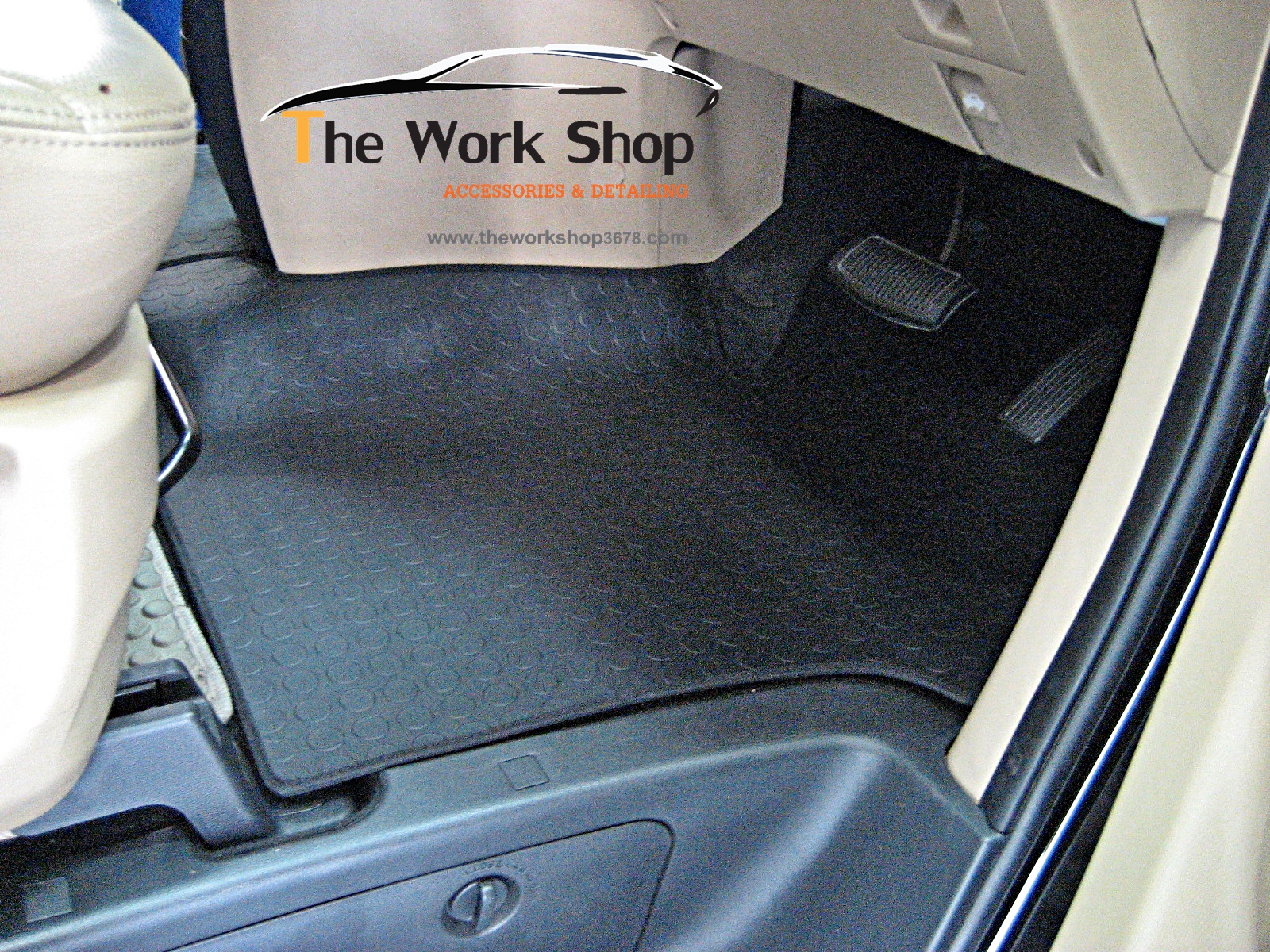 พรมภายในรถยนต์ แบบเหรียญบาท สำหรับ Hyundai H-1 ( 7 ที่นั่ง )