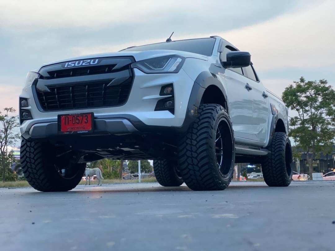 D-MAX มาไกลจากอุบลราชธานี จัดทรงเมกาที่ STEP9