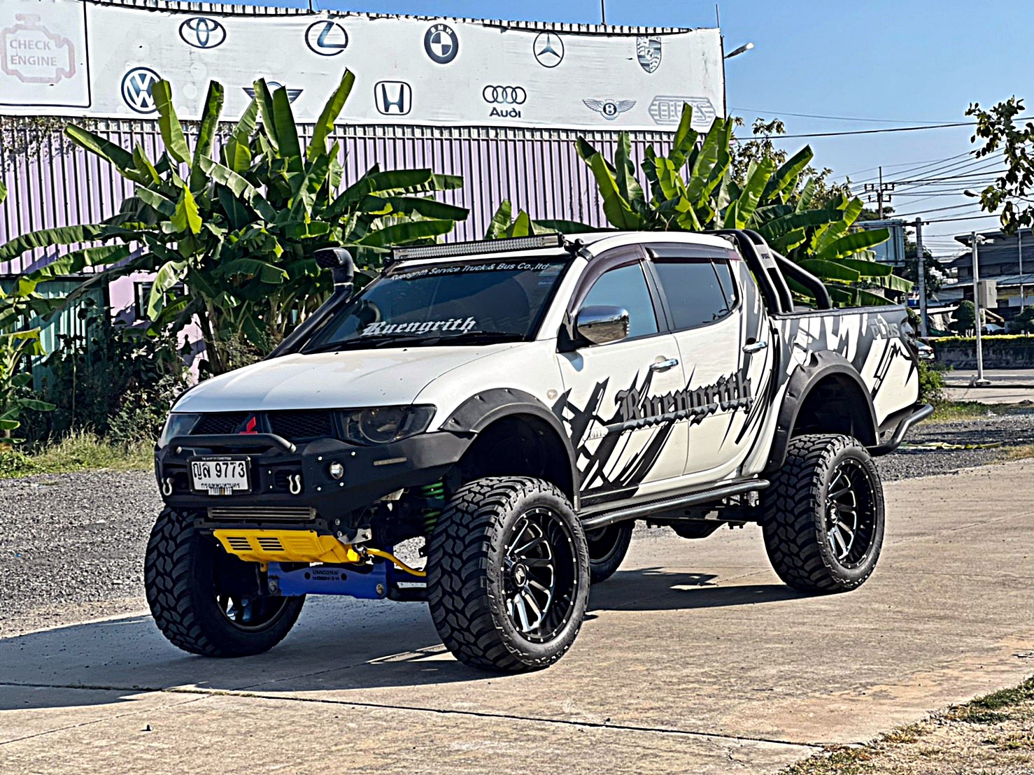 TRITON ทรงเมกา ที่ STEP9