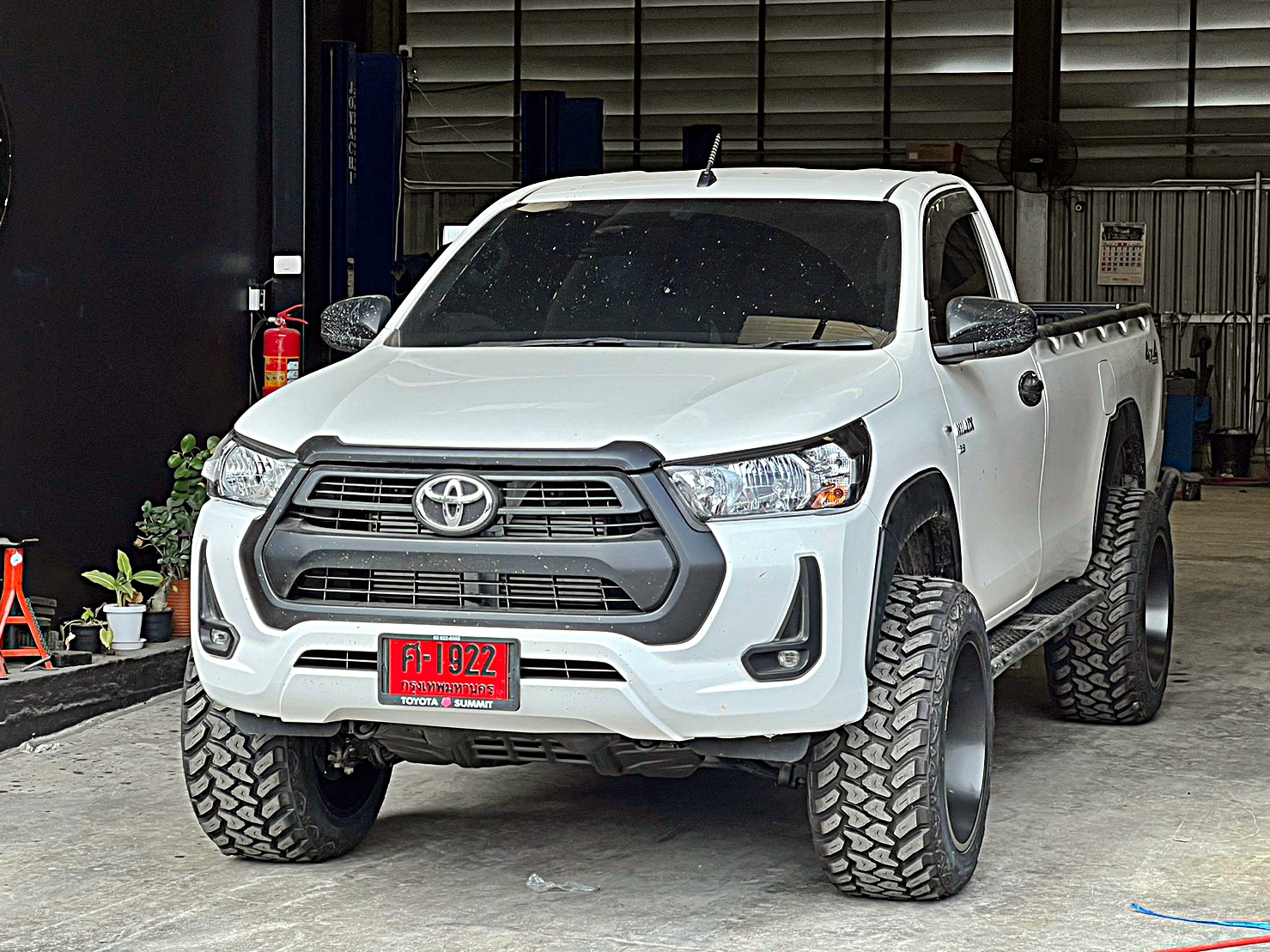 TOYOTA REVO แต่งทรงเมกาที่ STEP9
