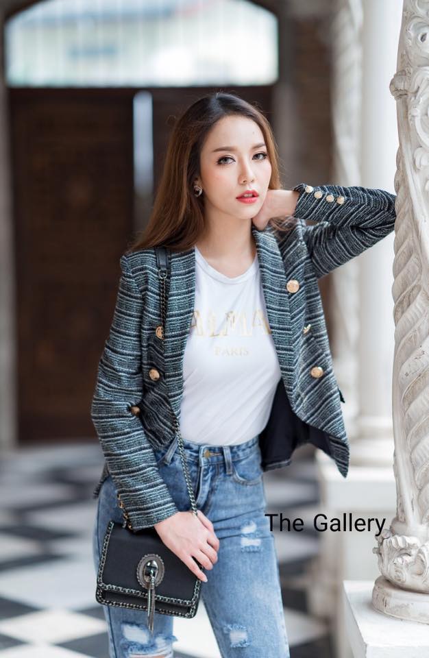 เสื้อเบเซอร์เนื้อผ้าทวีตชาแนล (Tweed)ทั้งยังคลาสสิคหรูหราตอบโจทย์สาวๆทุกสไตล์ จะแมตซ์ลุคกับกระเป๋าและรองเท้าตามสไตล์ หรือจะใส่ไปเที่ยวต่างประเทศก็คือเก๋สุด ห้ามพลาดเลย
