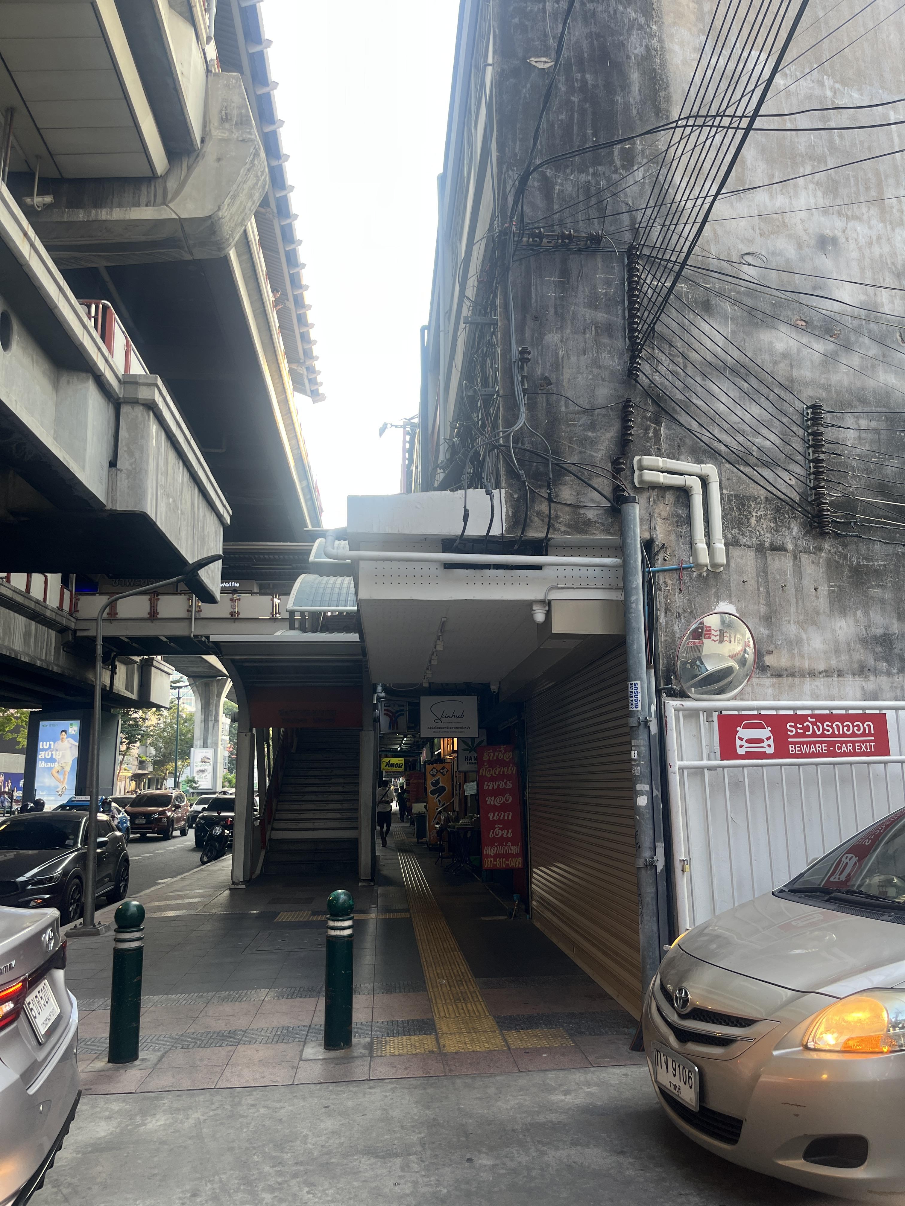 ที่ดิน Prime Commercial Asset – BTS Saphan Khwai, Bangkok ติดรถไฟฟ้าบีทีเอส สถานีสะพานควายพร้อมอาคารพาณิชย์ 8 ห้อง