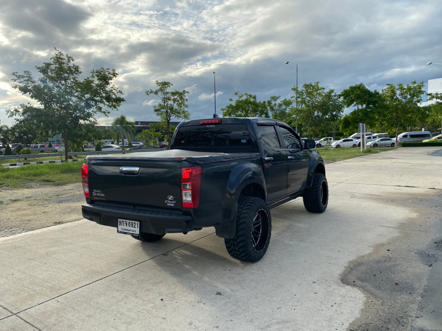 D-MAX จัดทรงเมกา ที่ STEP9 หล่อทุกลำ