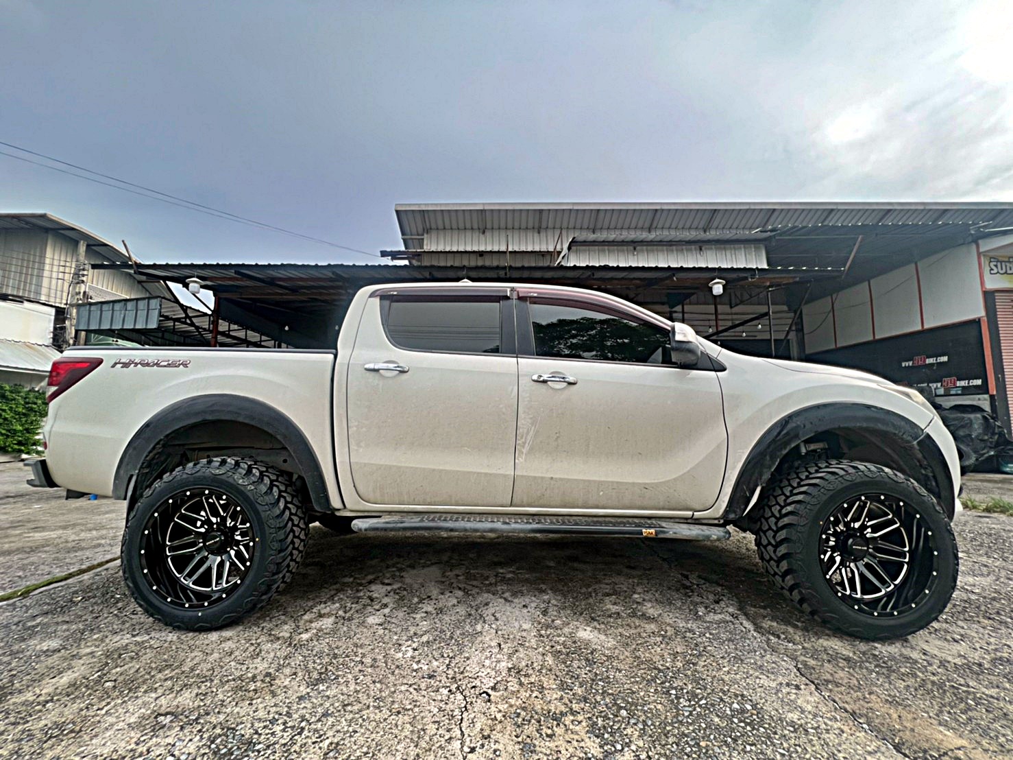 ตัวอย่างการแต่งรถแนวเมกา สำหรับ MAZDA