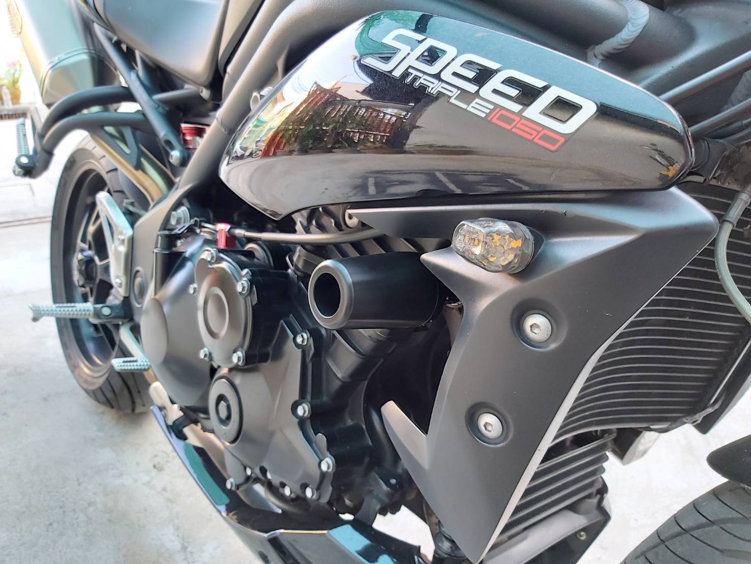 กันล้มข้าง 2011 - 2017 Speed Triple 1050 Frame Sliders No Cut แบร์นMothracing สีดำ