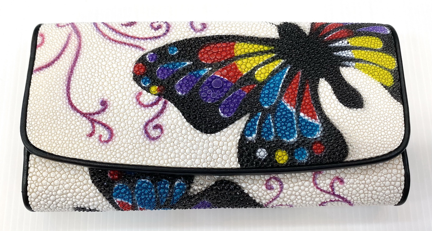 กระเป๋าสตางค์หนังปลากระเบนแท้ 3พับยาว พิมลาย ผีเสื้อ