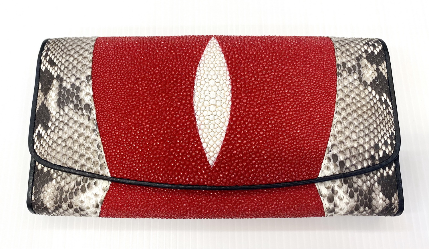 กระเป๋าสตางค์หนังปลากระเบนแท้+หนังงูแท้ 3พับยาว สีแดง