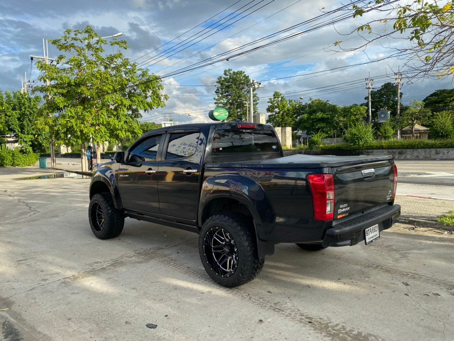 D-MAX จัดทรงเมกา ที่ STEP9 หล่อทุกลำ