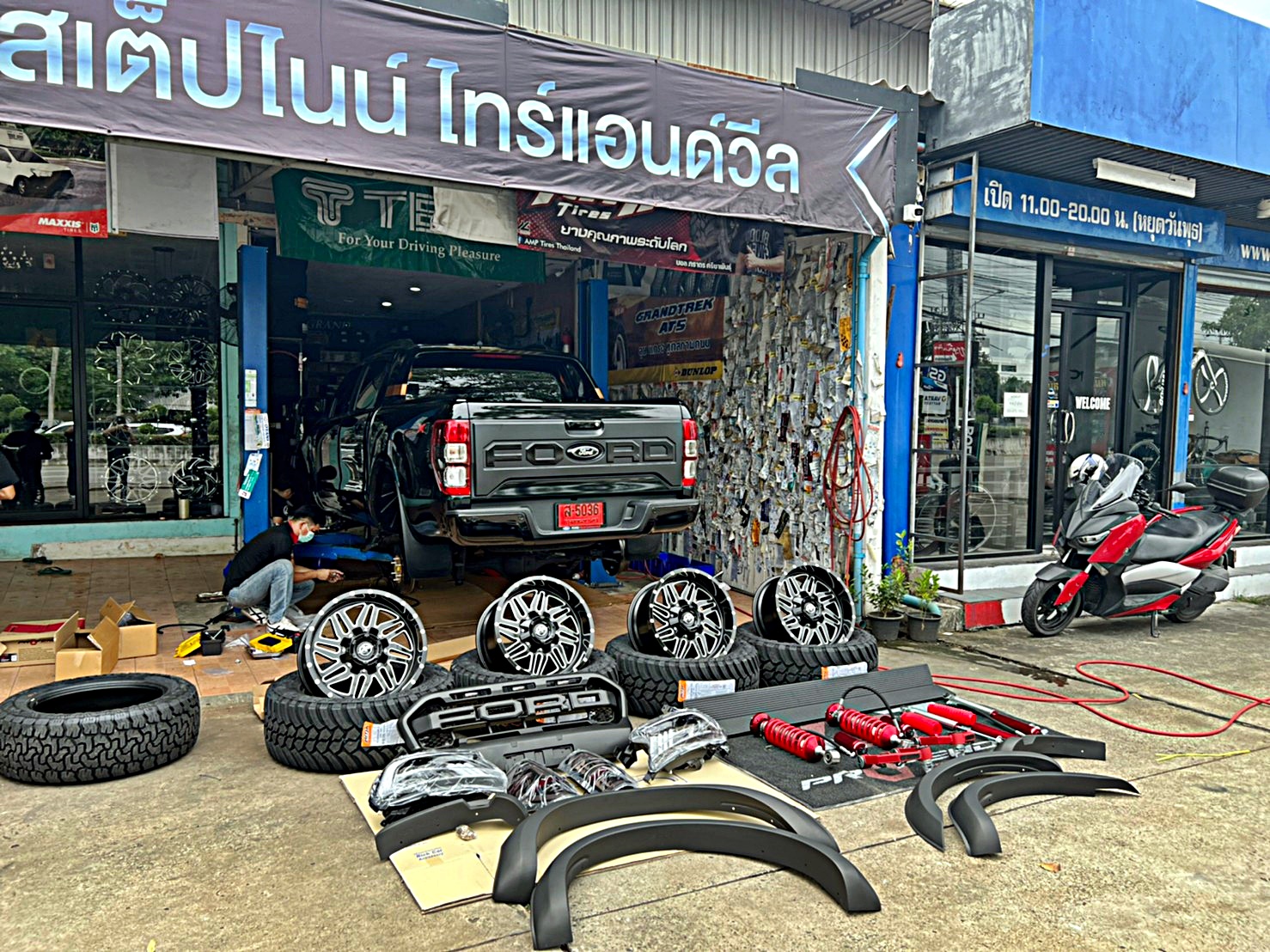 FORD WILDTRAK ชุดแต่งรอบคัน ทรงเมกาที่ STEP9