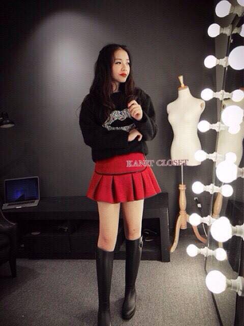 งานเสื้อ เค้าก็มีมาให้ช๊อปน้าา รอบนี้ แม่ค้าแนะนำเสื้อรุ่นนี้ค่ะ ผ้าคล้ายผ้าสำลี ฟรุ้งฟริ้งเล็กน้อย ปักมุกและลูกปัด สีดำ