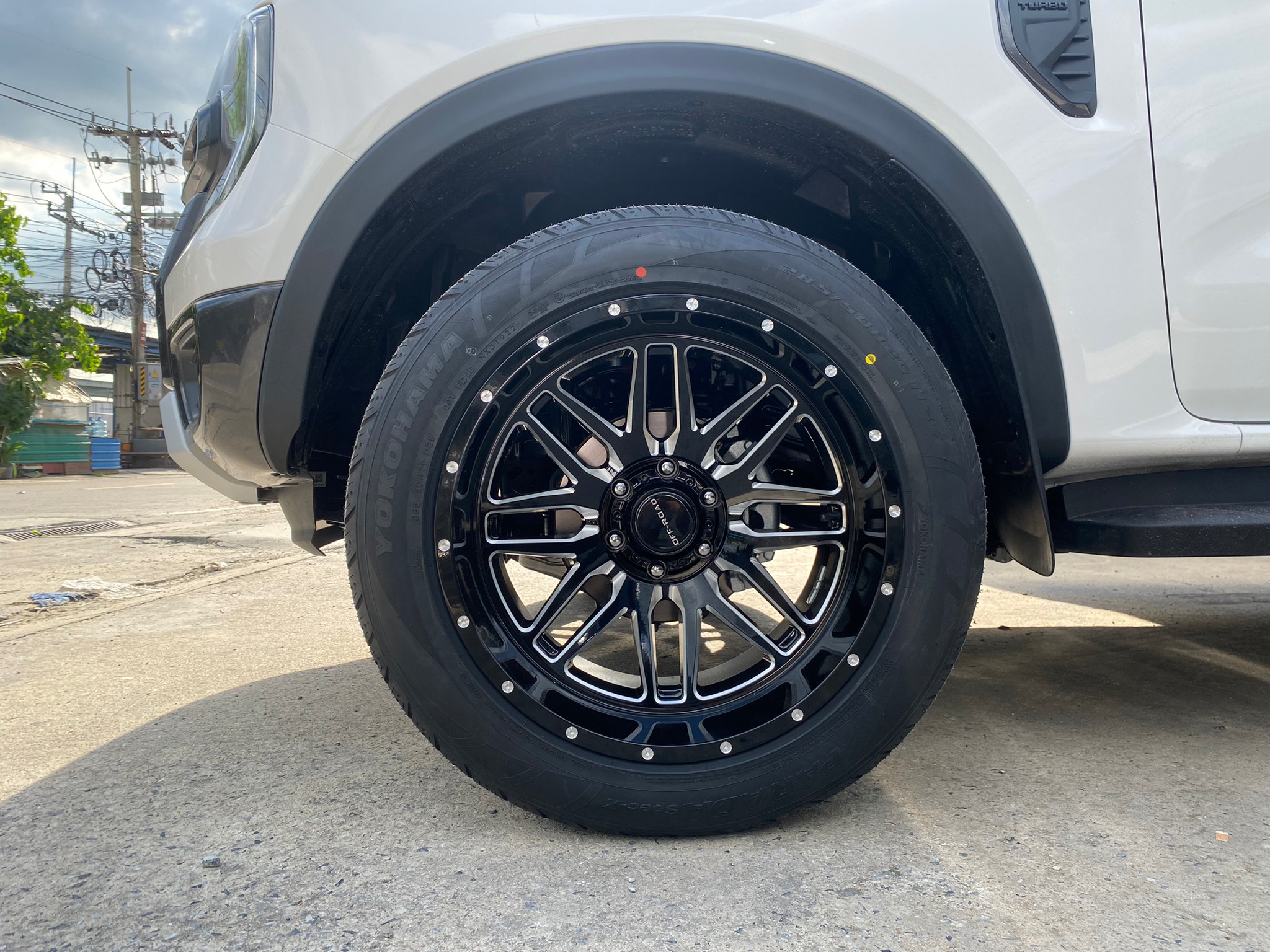 ชุดเเต่งสุดเเจ่มของ FORD NEXT GEN (MT231 20x12 -44 YOKOHAMA PARADA 285/50-20)