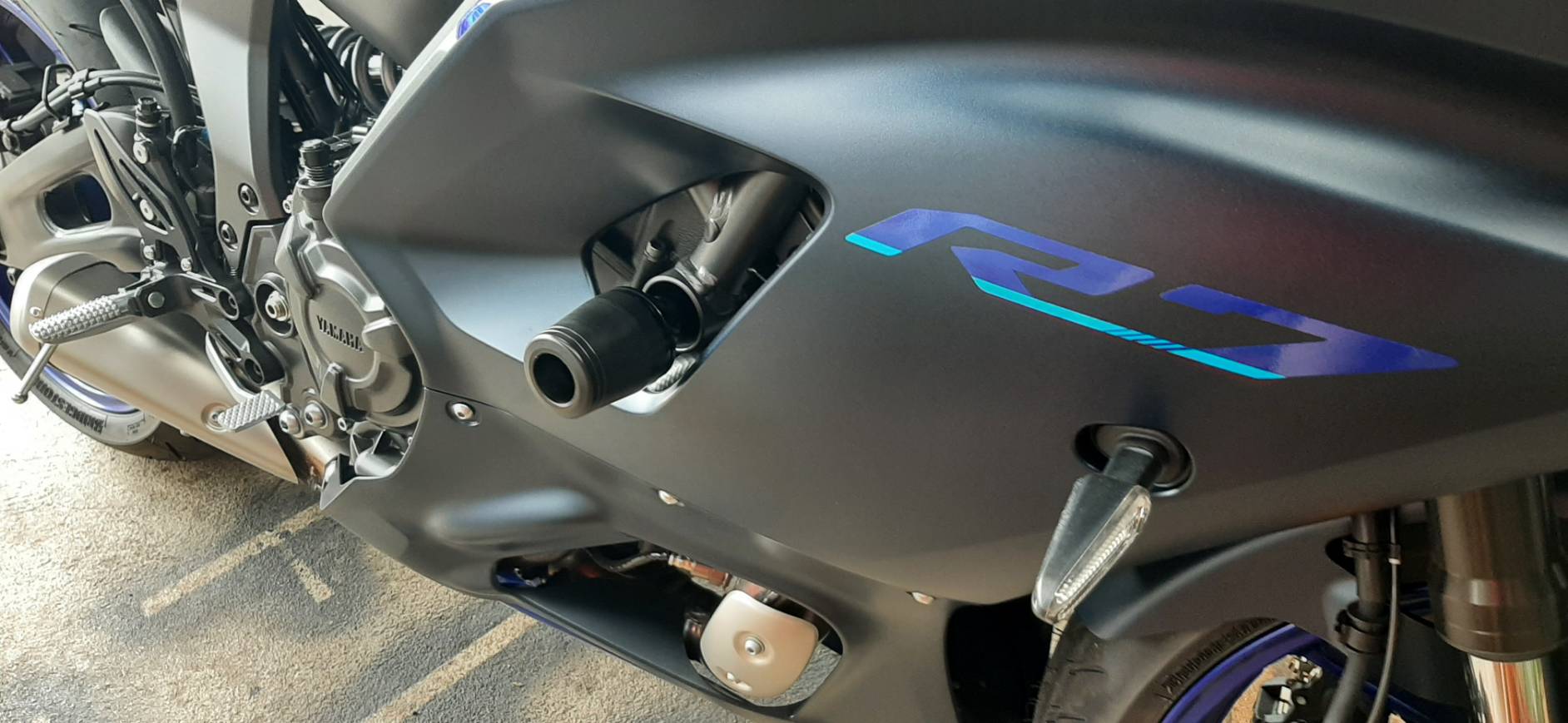 กันล้มข้าง R7,MT07,XSR700 Mothracing กันล้มผลิตจากอลูมิเนียมนำเข้าไม่เจาะแฟริ่ง(65) สีดำ