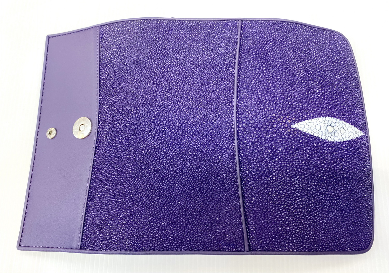 กระเป๋าสตางค์หนังปลากระเบนแท้1ตา 3พับยาว สีม่วง