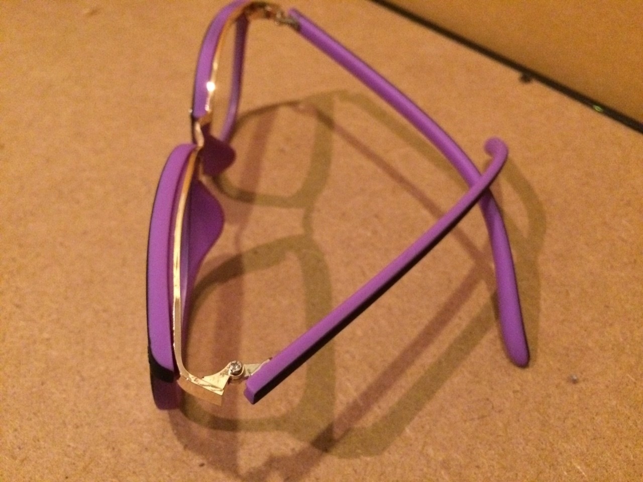 แว่นแฟชั่น เลนส์กรองแสงทรงกลมแบ๊วๆ