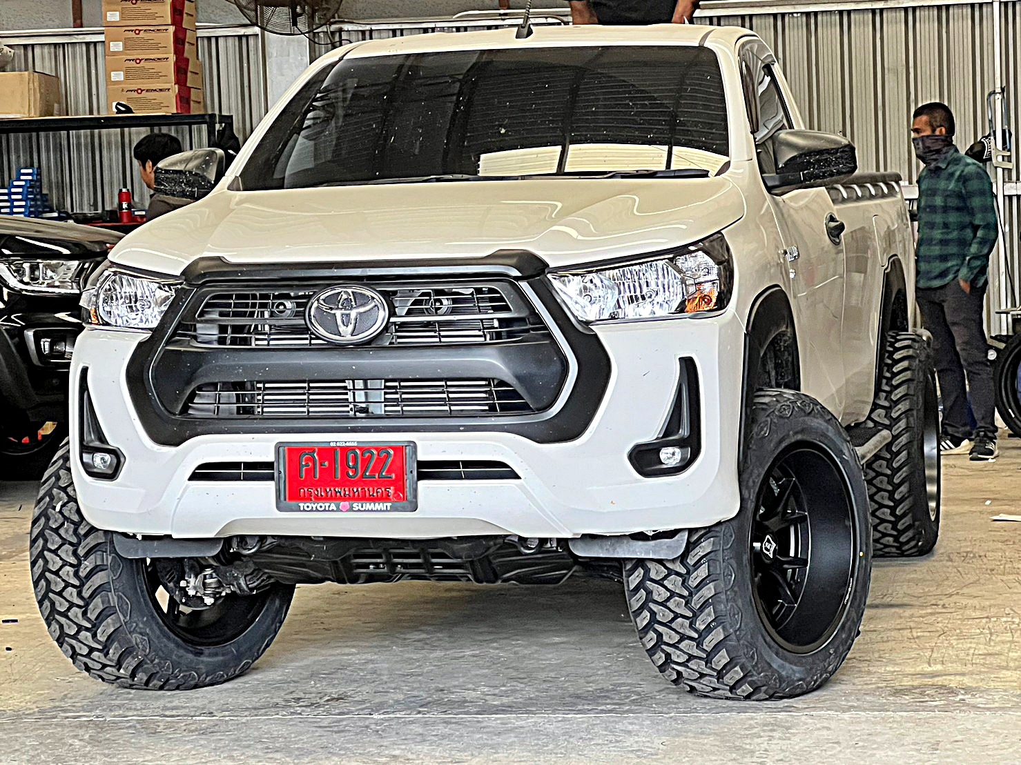 TOYOTA REVO แต่งทรงเมกาที่ STEP9