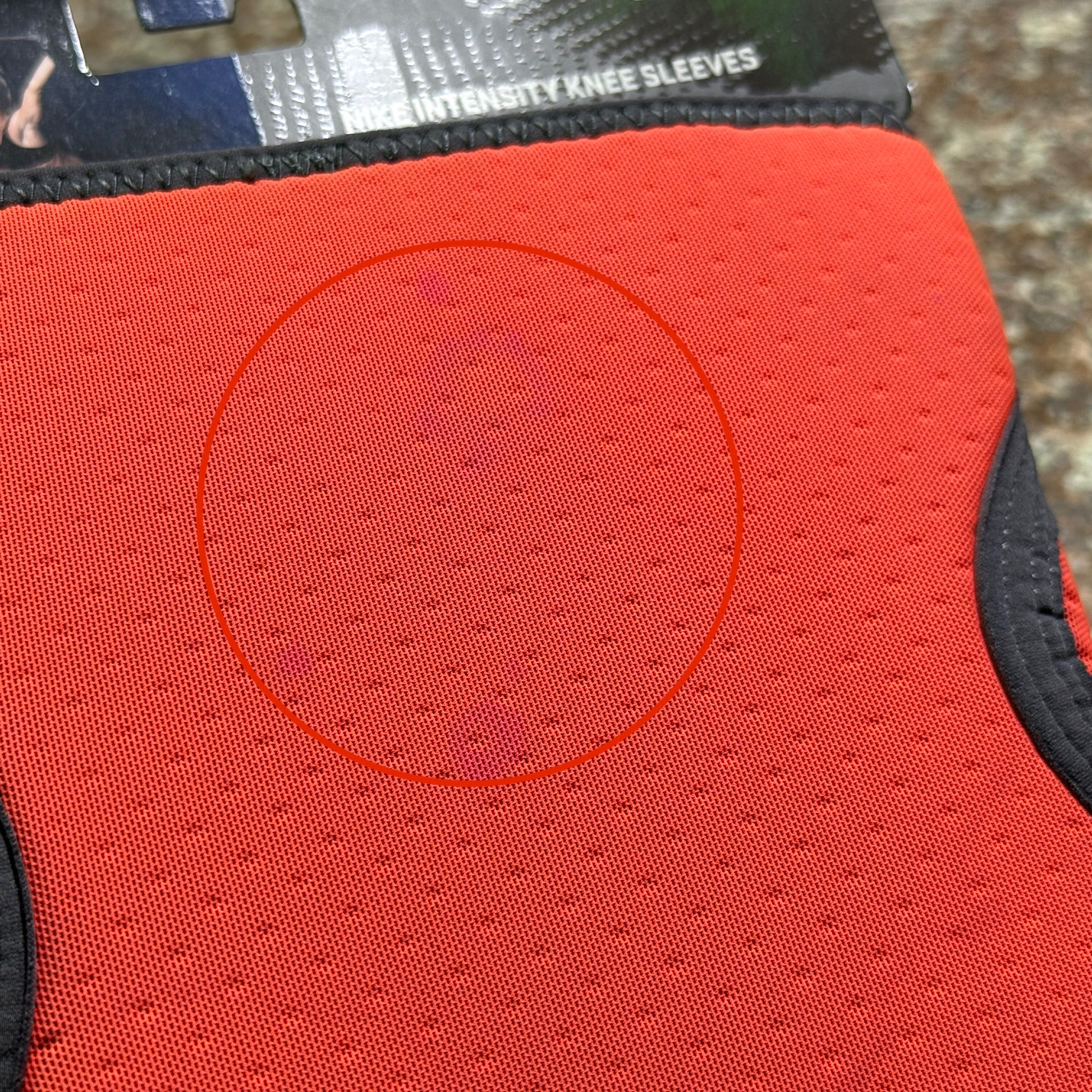 ซัพพอร์ตเข่า Nike Intensity Knee Sleeves (M) #มีตำหนิรอยเปื้อน