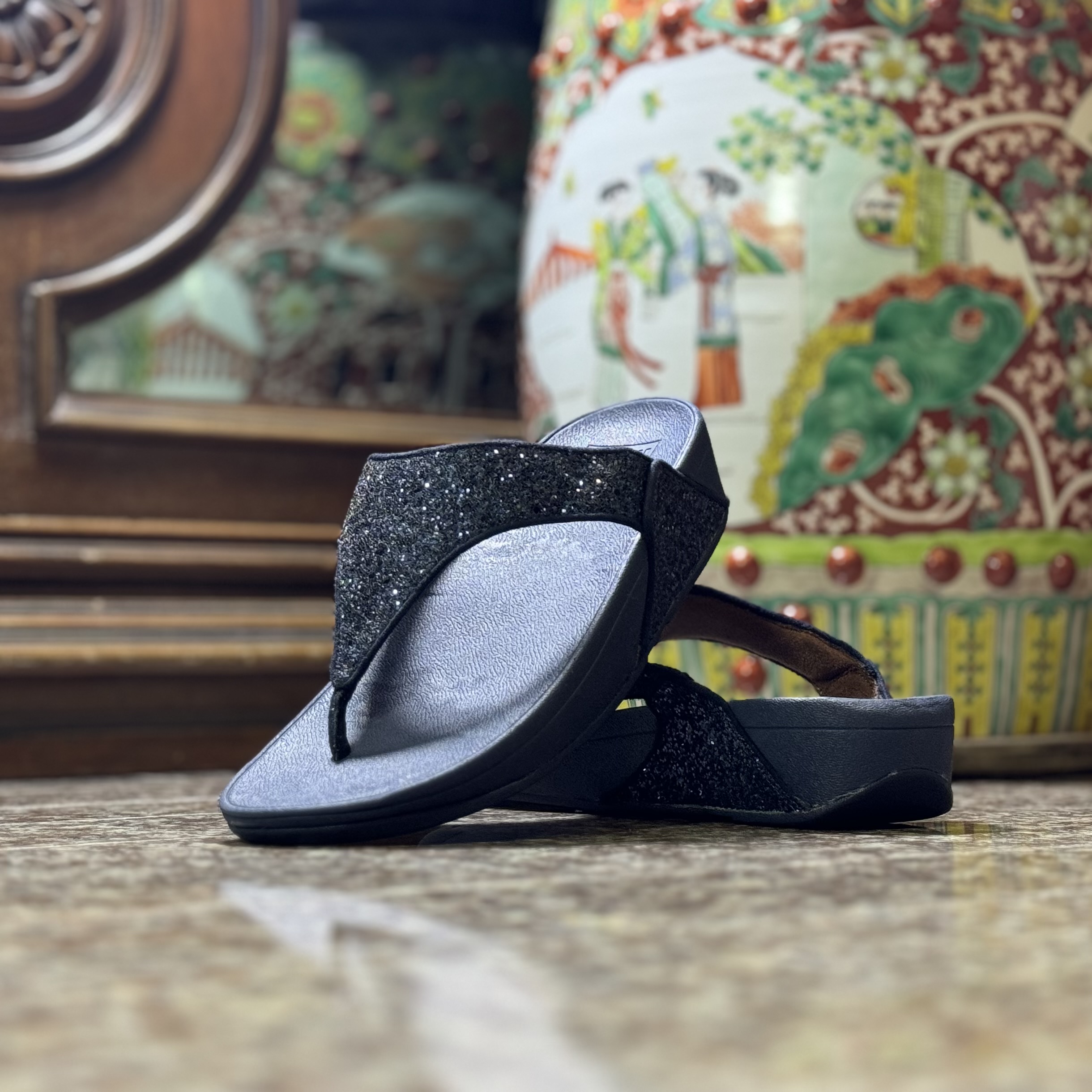 รองเท้า FitFlop Lulu Glitter T-Bar Women Sandals ‘MIDNIGHT’ (W6US)